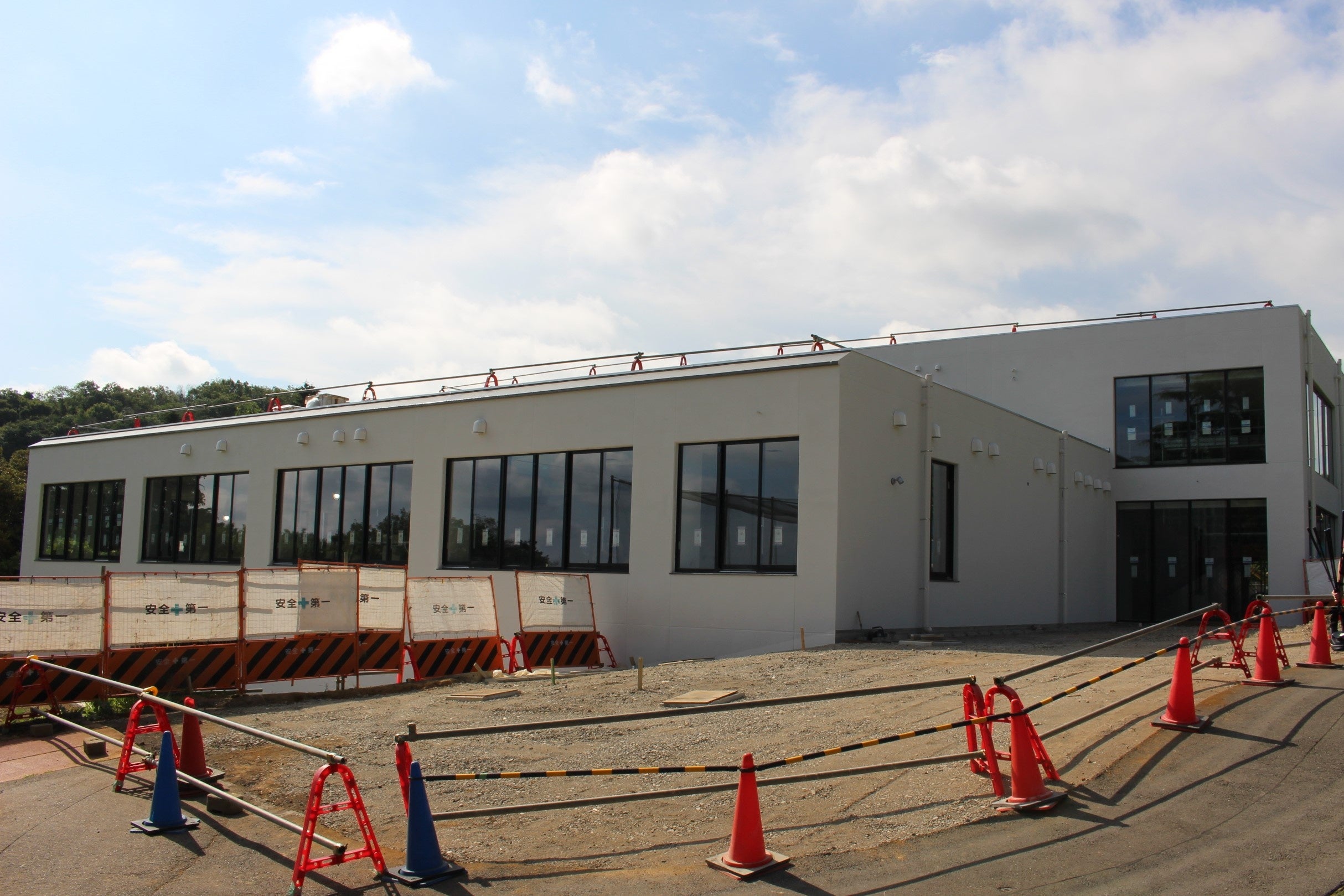 工事中のクラブハウス（コース側から）