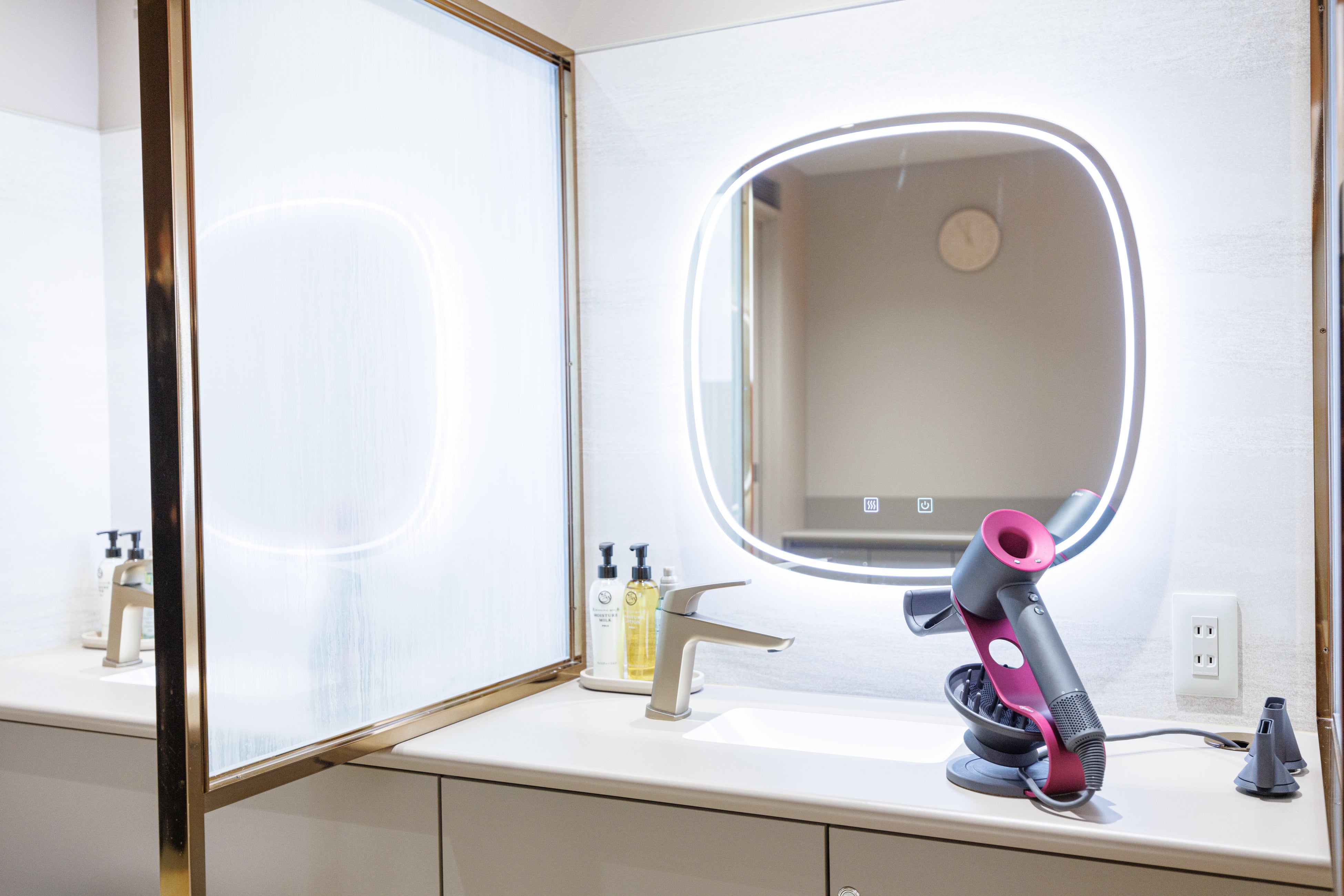 全ゴルフ場の女性パウダースペースに高性能ドライヤーを設置