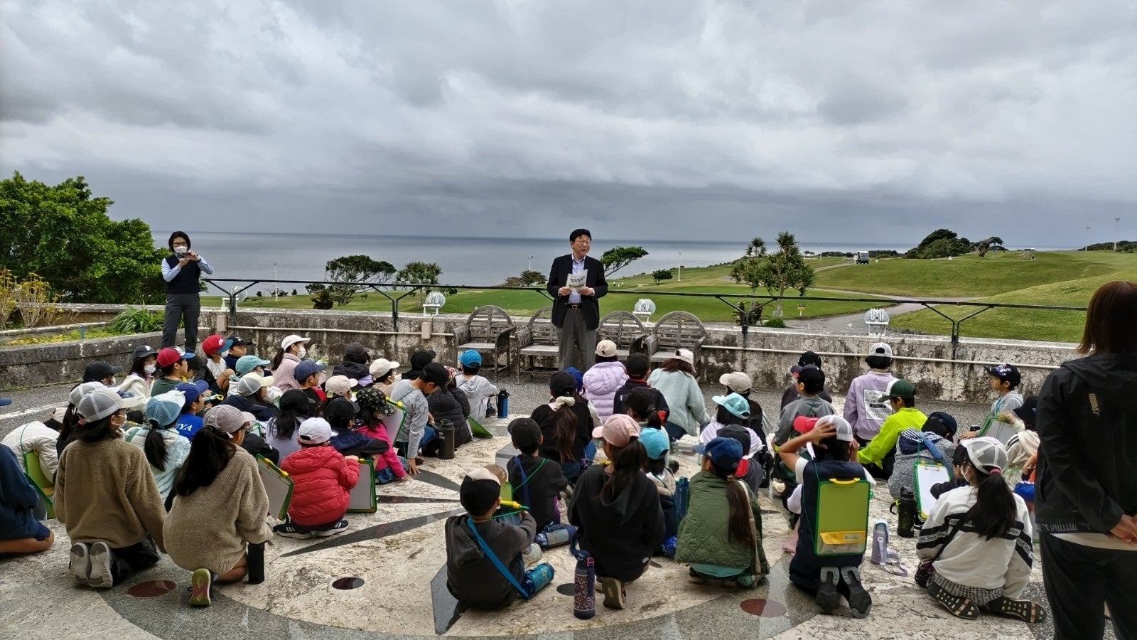 熱心に説明に耳を傾ける様子