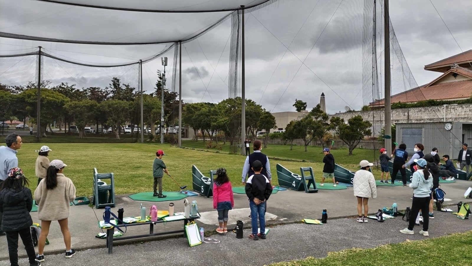 クラブを握って打球体験