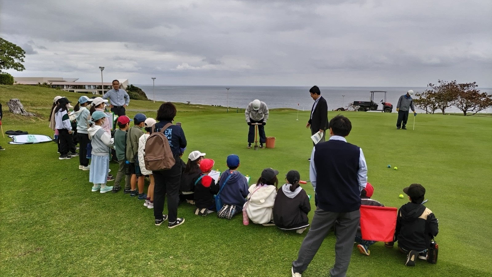 グリーンのカップ切りを見学