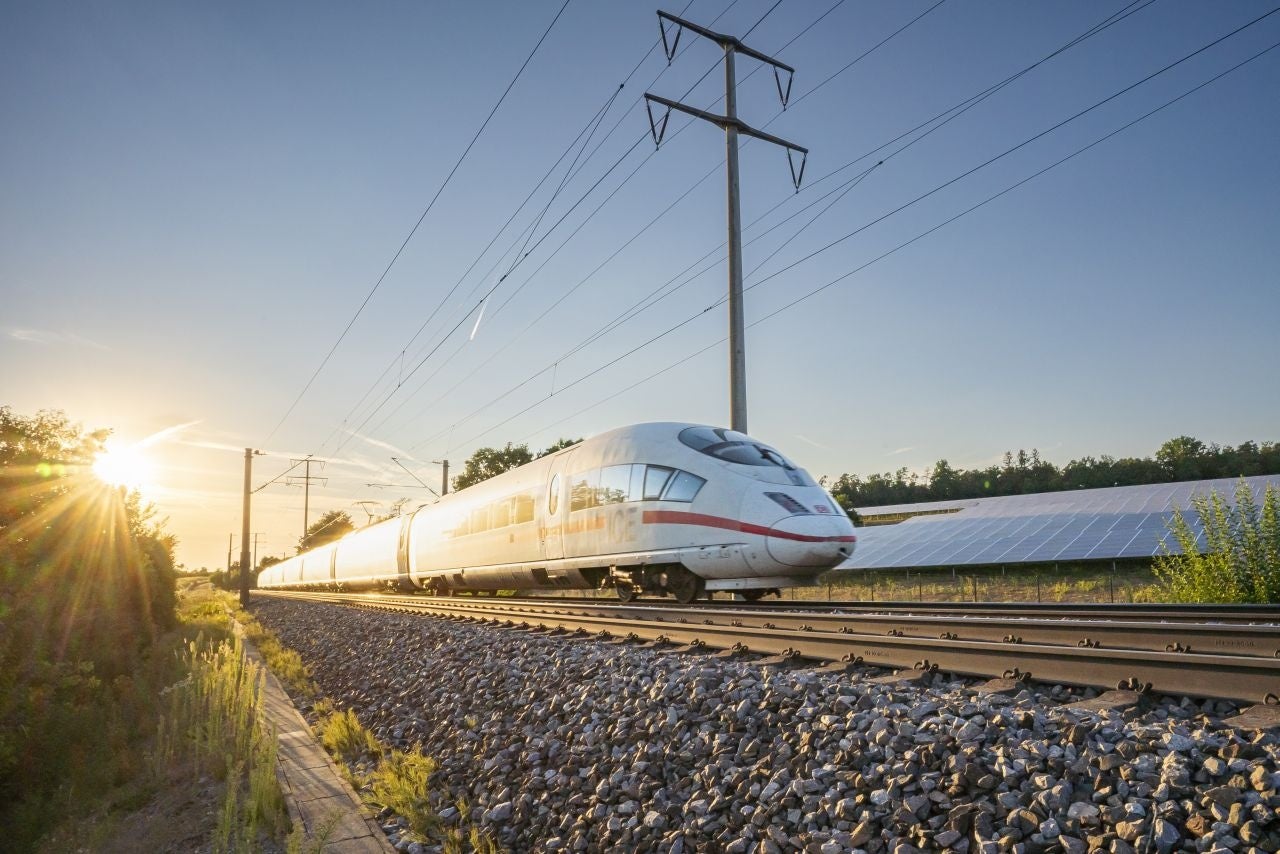 (c) GNTB - Andrea Hitzemann ドイツ鉄道ICEとソーラー発電パネル　ノイシュタット付近