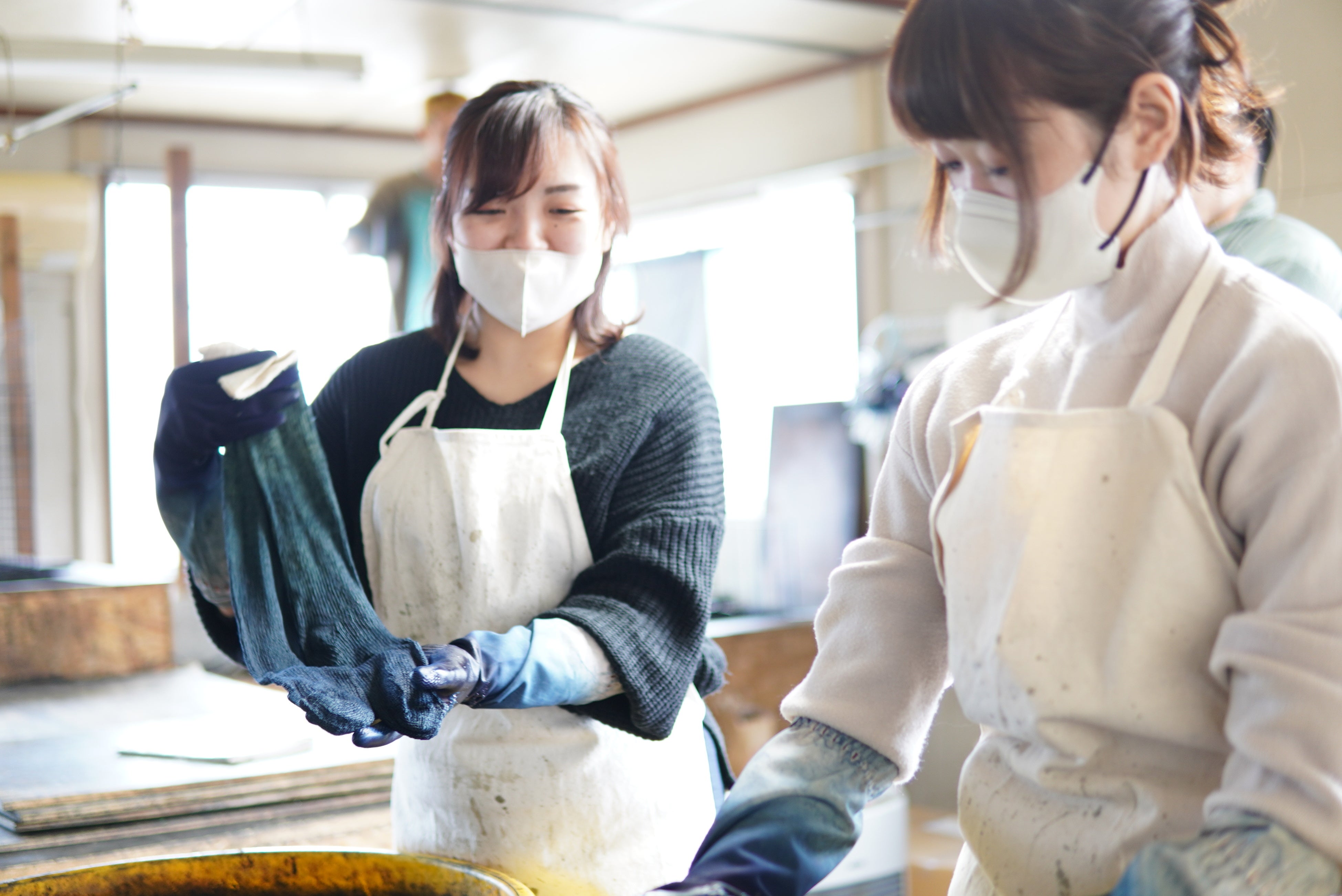 藍染体験の様子。お客様が思い思いの柄に藍染できます。