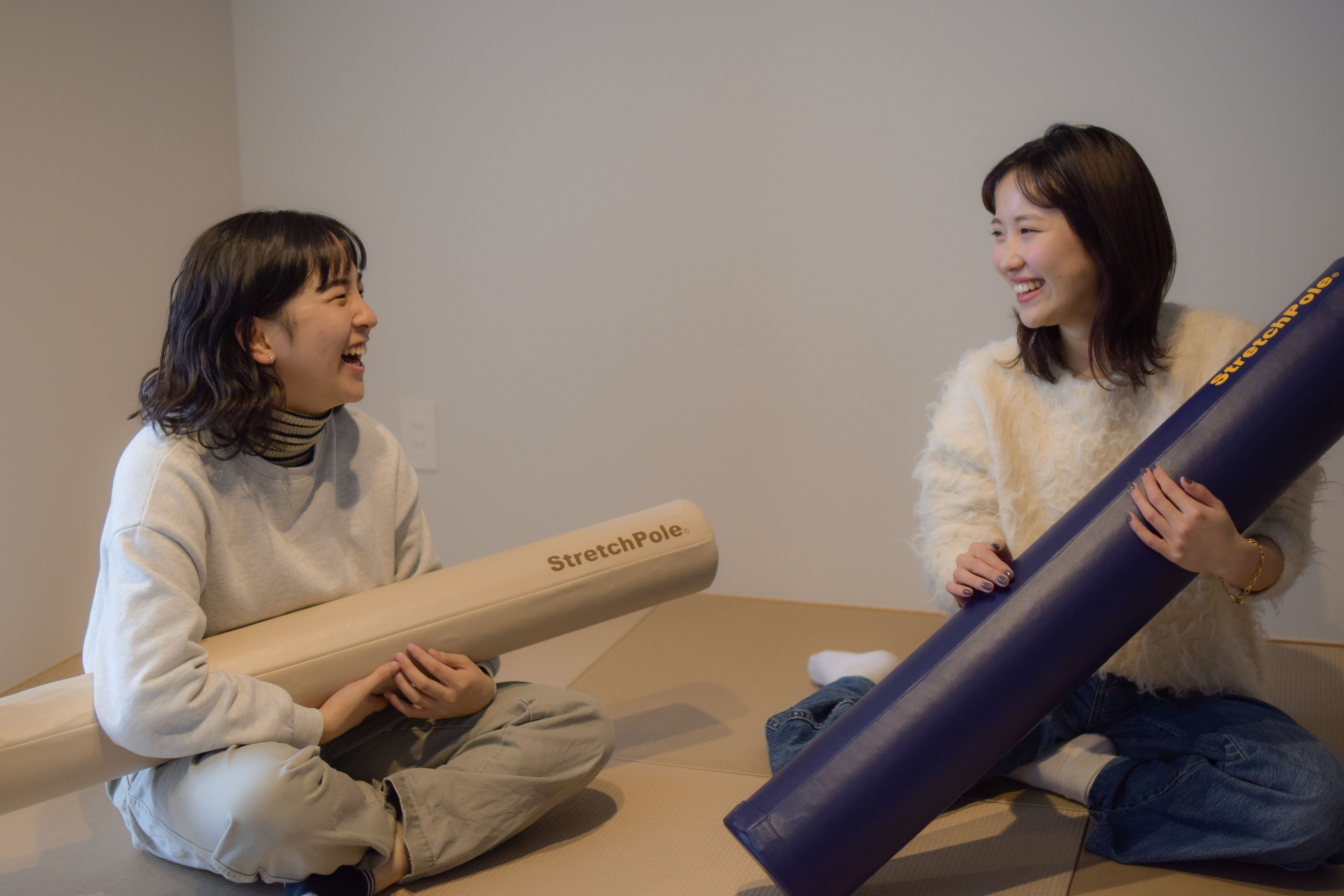 ホテルでストレッチポールを使う様子