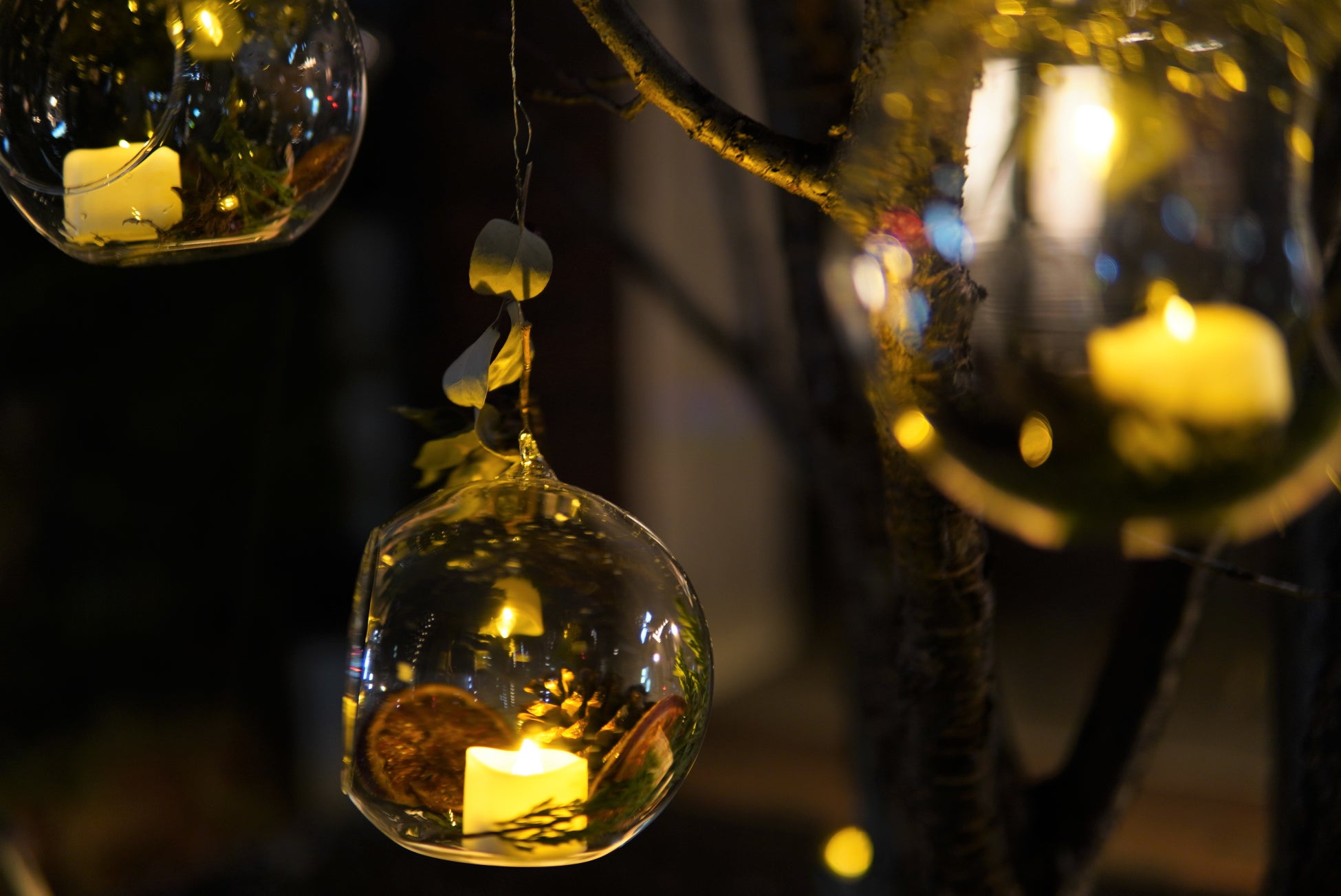 オレンジや松ぼっくりをあしらったキャンドル飾り