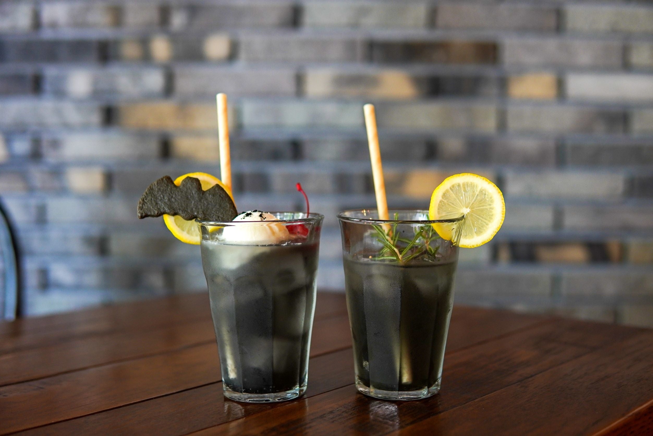 左：コウモリクリームソーダ、右：コウモリソーダ