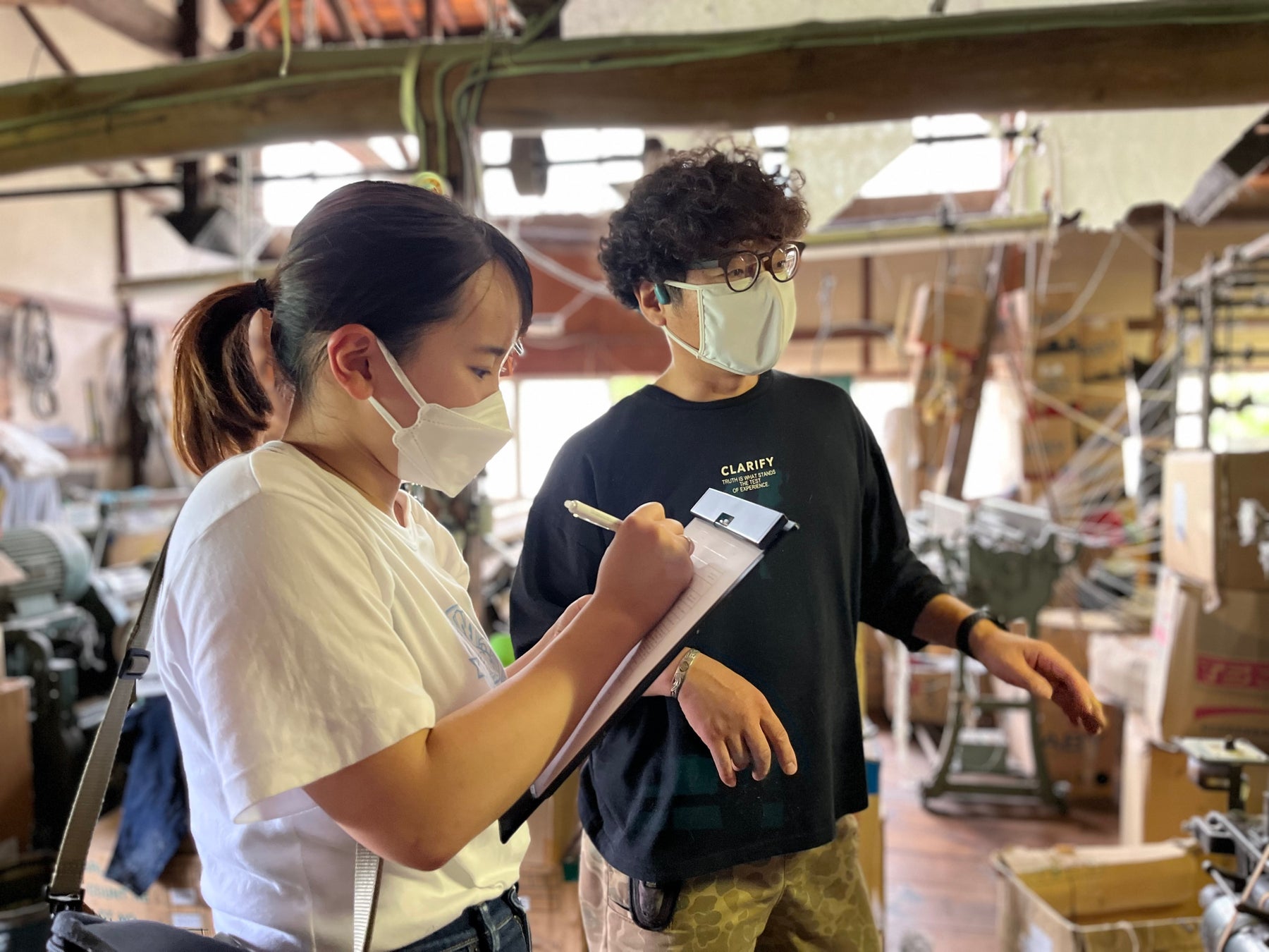 藤井リボン工場で取材をする様子(写真左が曽木さん)