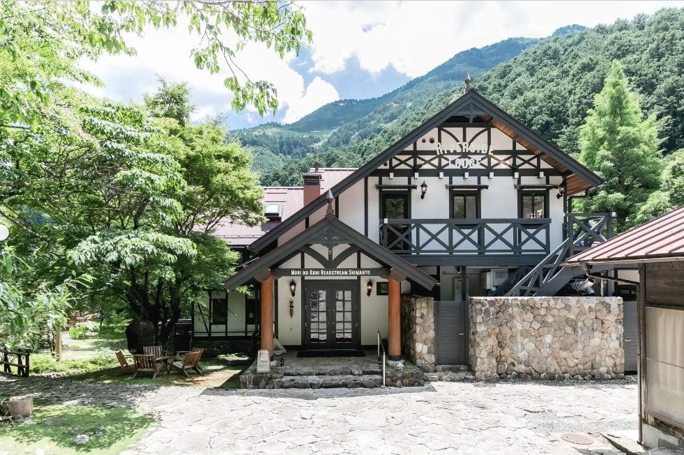 森の国水際のロッジ