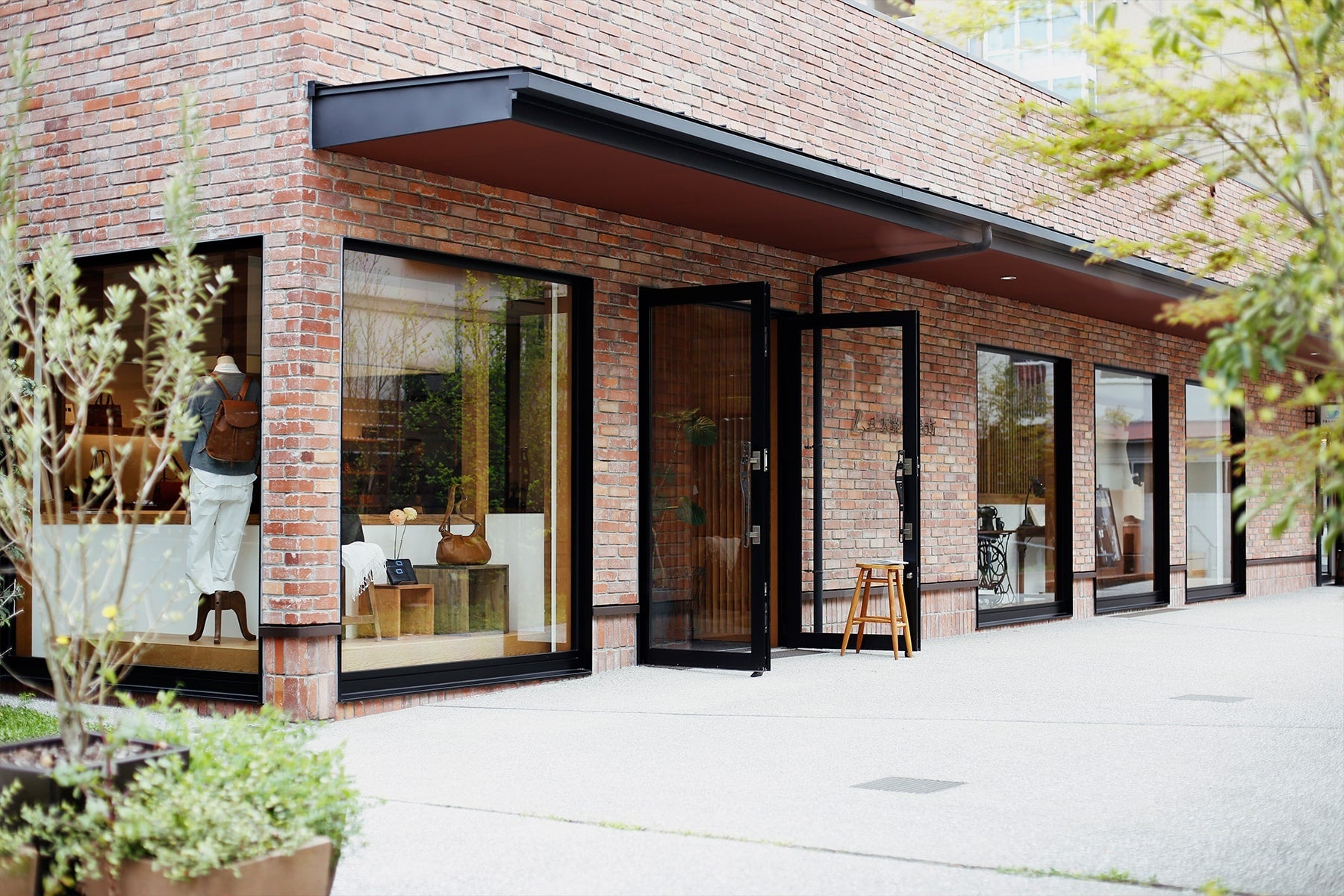 土屋鞄製造所の全国7店舗でobjcts.io製品の展示販売を10月13日