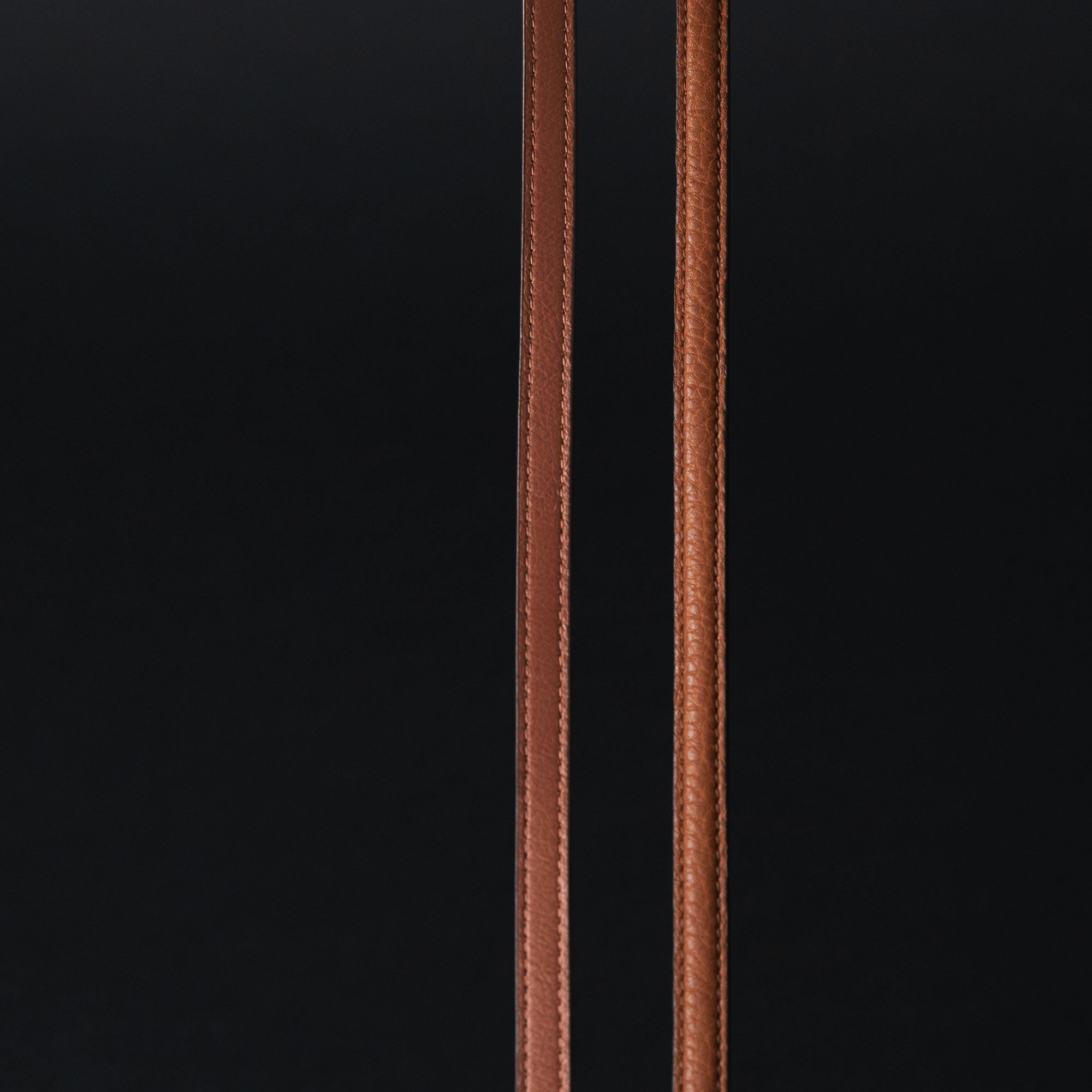 ストラップ裏面にソフト牛革(画像左)を使用