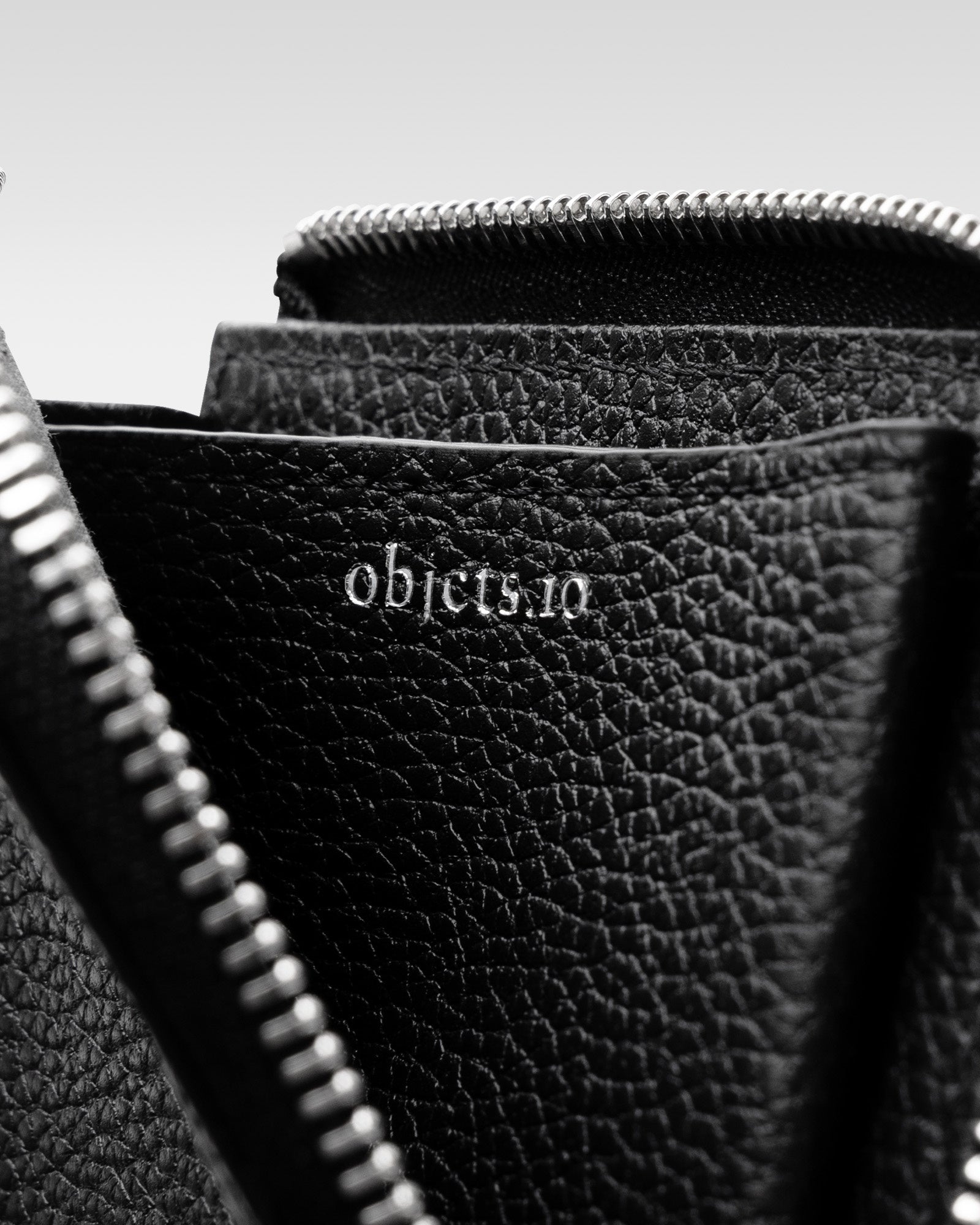 objcts.io】ミニバッグにも収納しやすい、スリムでコンパクトな新型