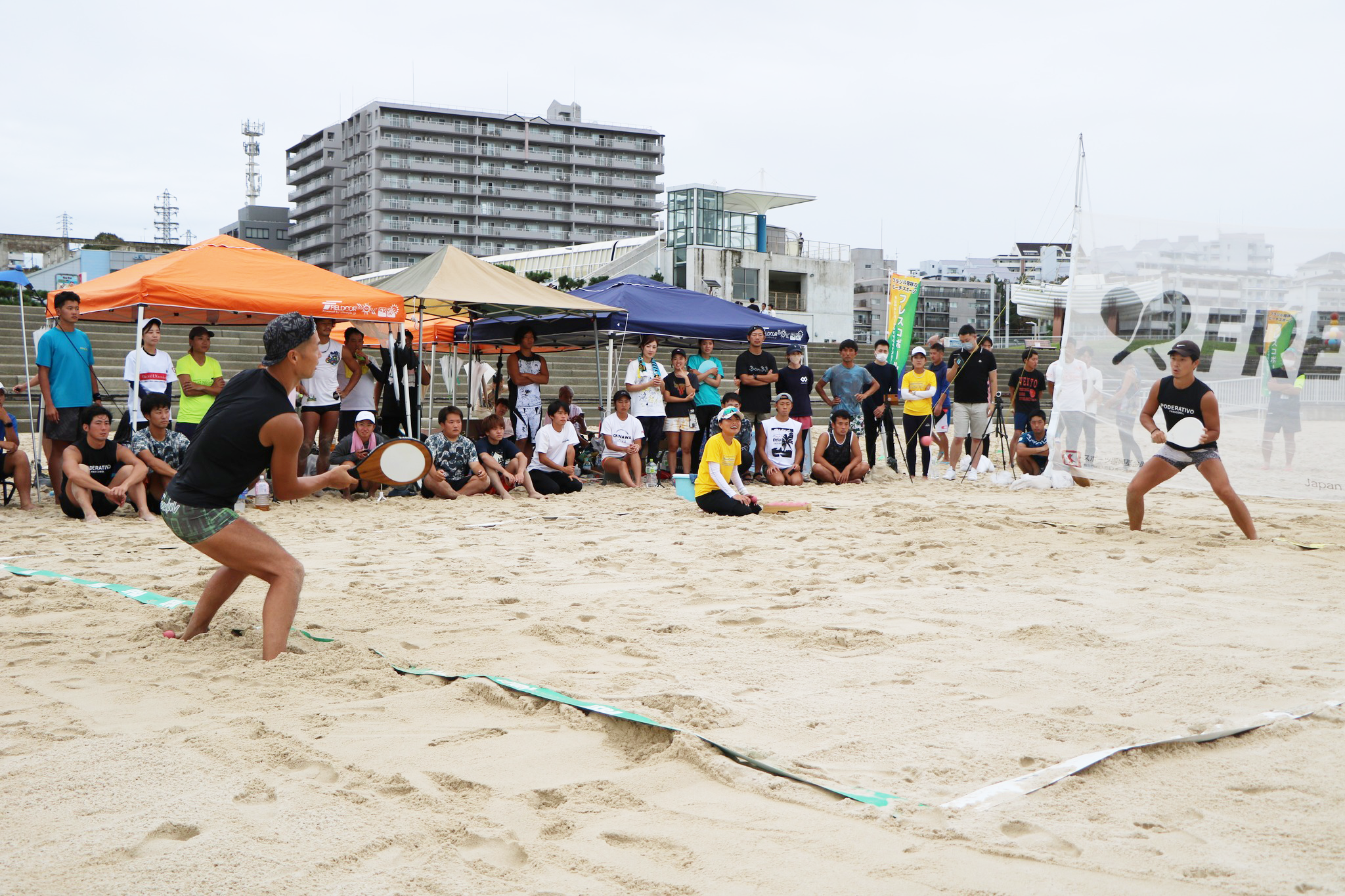 フレスコボールは、5分間でペアとラリーを続ける競技