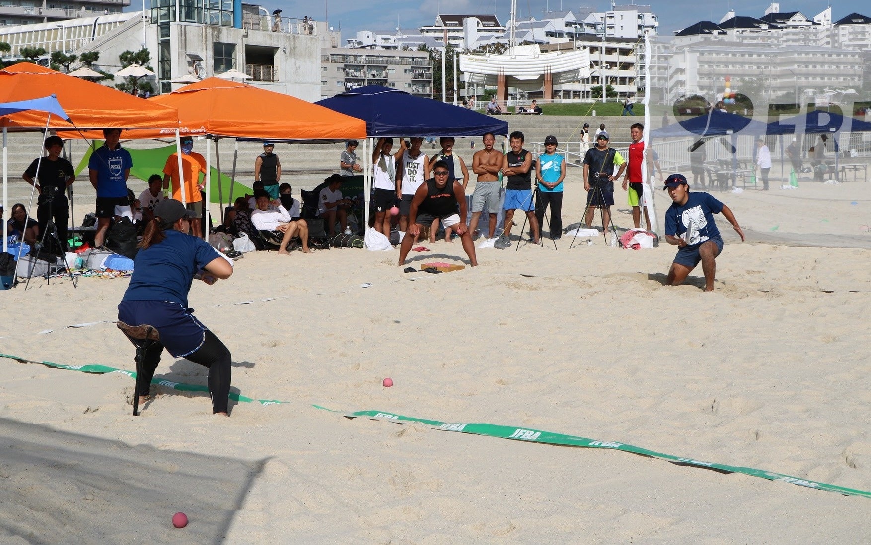 2人でラリーを続ける競技。足が不自由でも輝けるユニバーサルスポーツ。