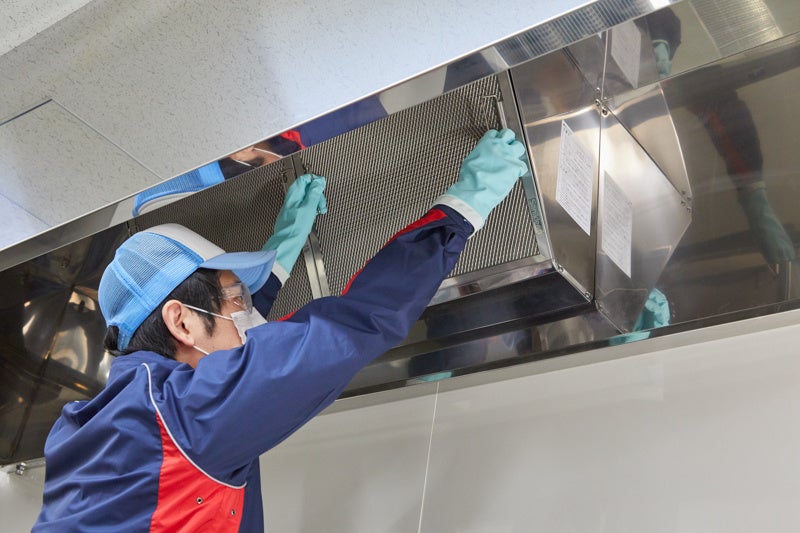 プロのグリスフィルター清掃の様子