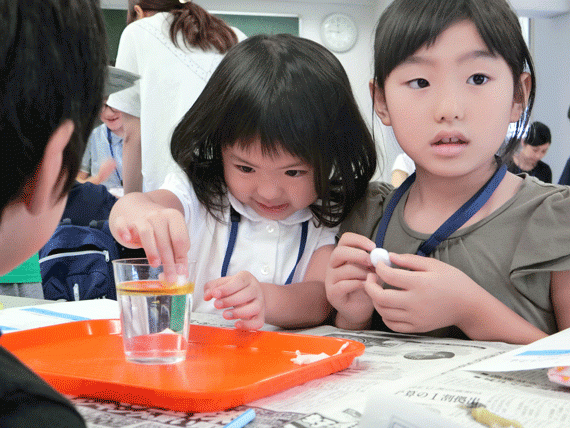 水と油を使った実験中。水に油を入れるととどうなる？