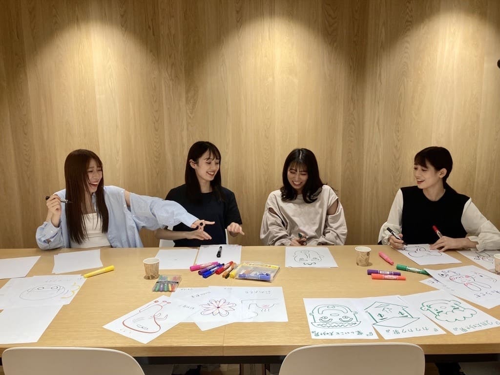 メンバーがイラストを描いている様子