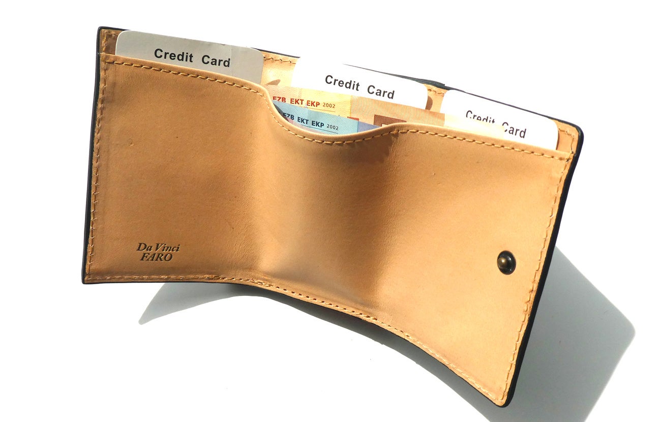 ブライドルレザーのなかでも至高の逸品【オークバーク】を採用。札と