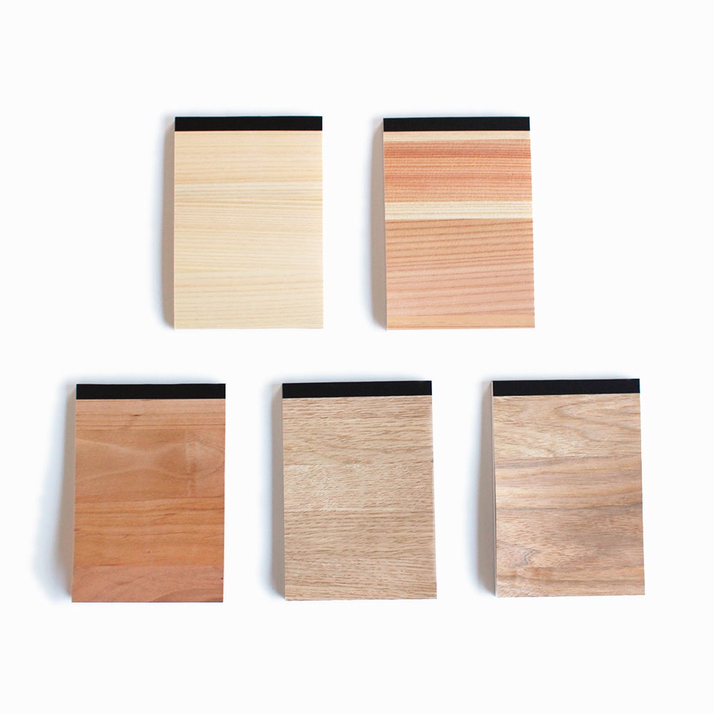 木材を表紙に使用したメモ帳