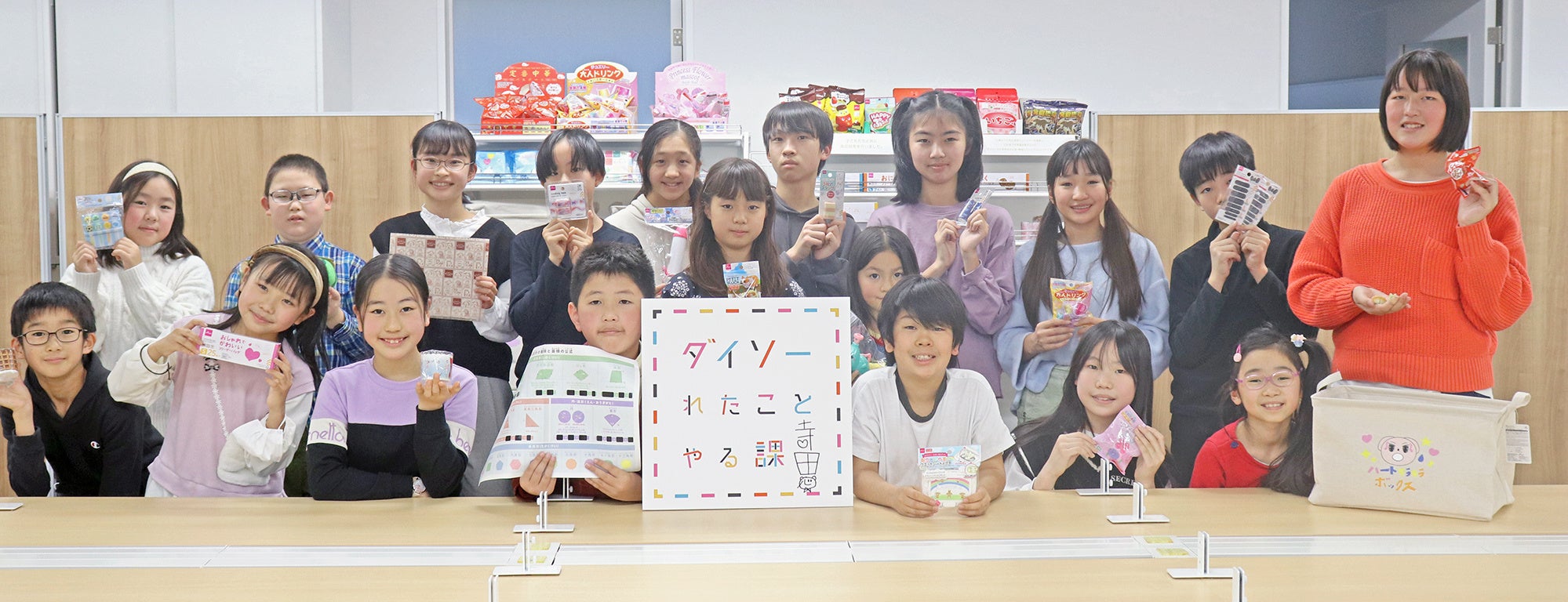 それぞれの一番お気に入りの商品を手に持った「ダイソーれたことやる課」アンバサダー