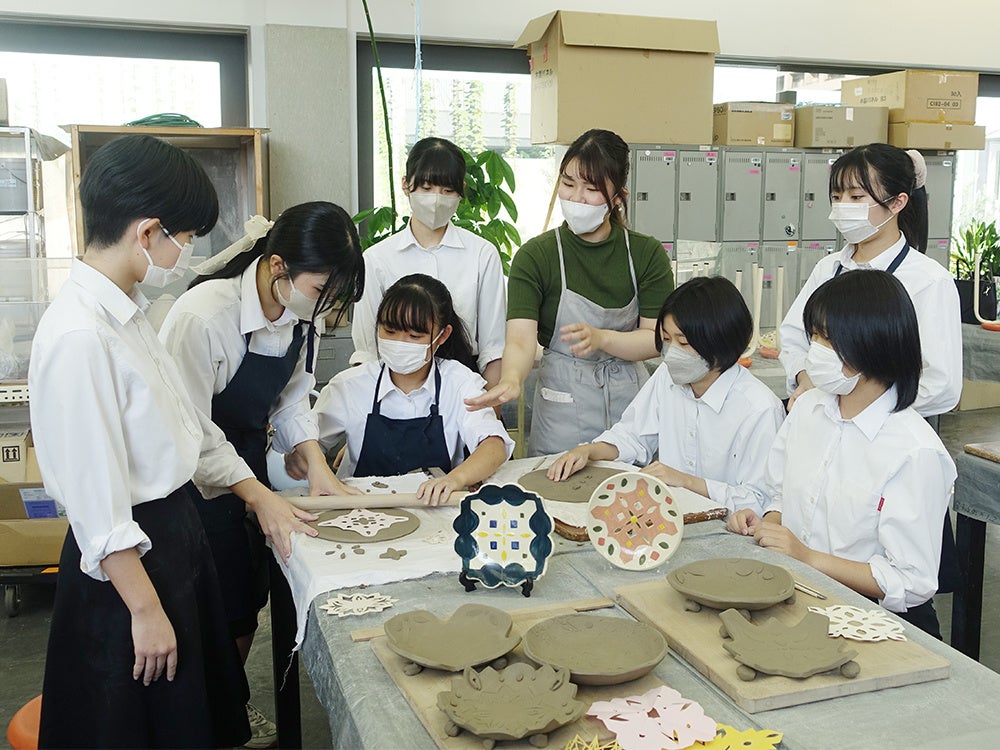 制作中の学生7人と指導にあたる卒業生