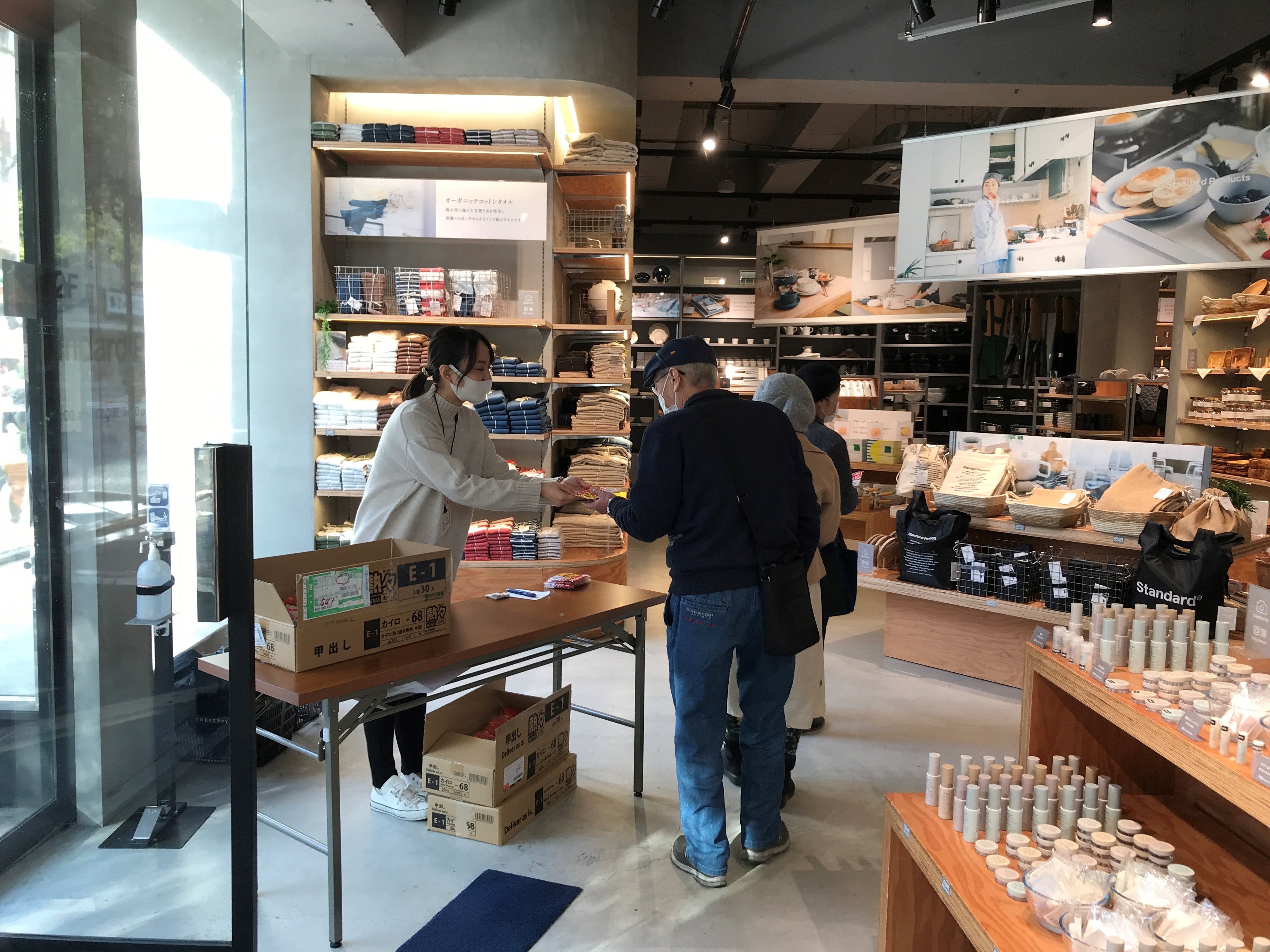 コース近くのStandard Products広島八丁堀店での カイロ配布の様子