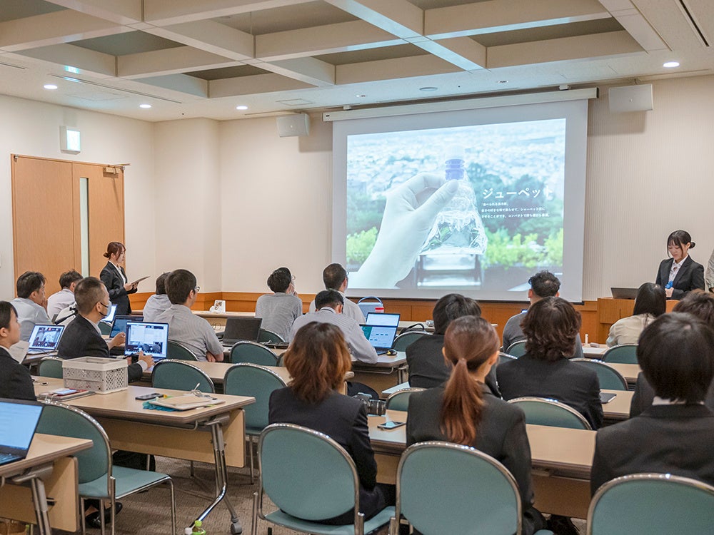 プロダクトデザイン学科2年 救仁郷（くにごう）さんのプレゼンテーション（右手演台）