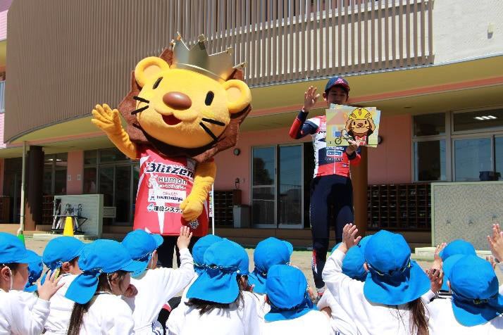 宇都宮ブリッツェンの選手による交通安全紙芝居の様子