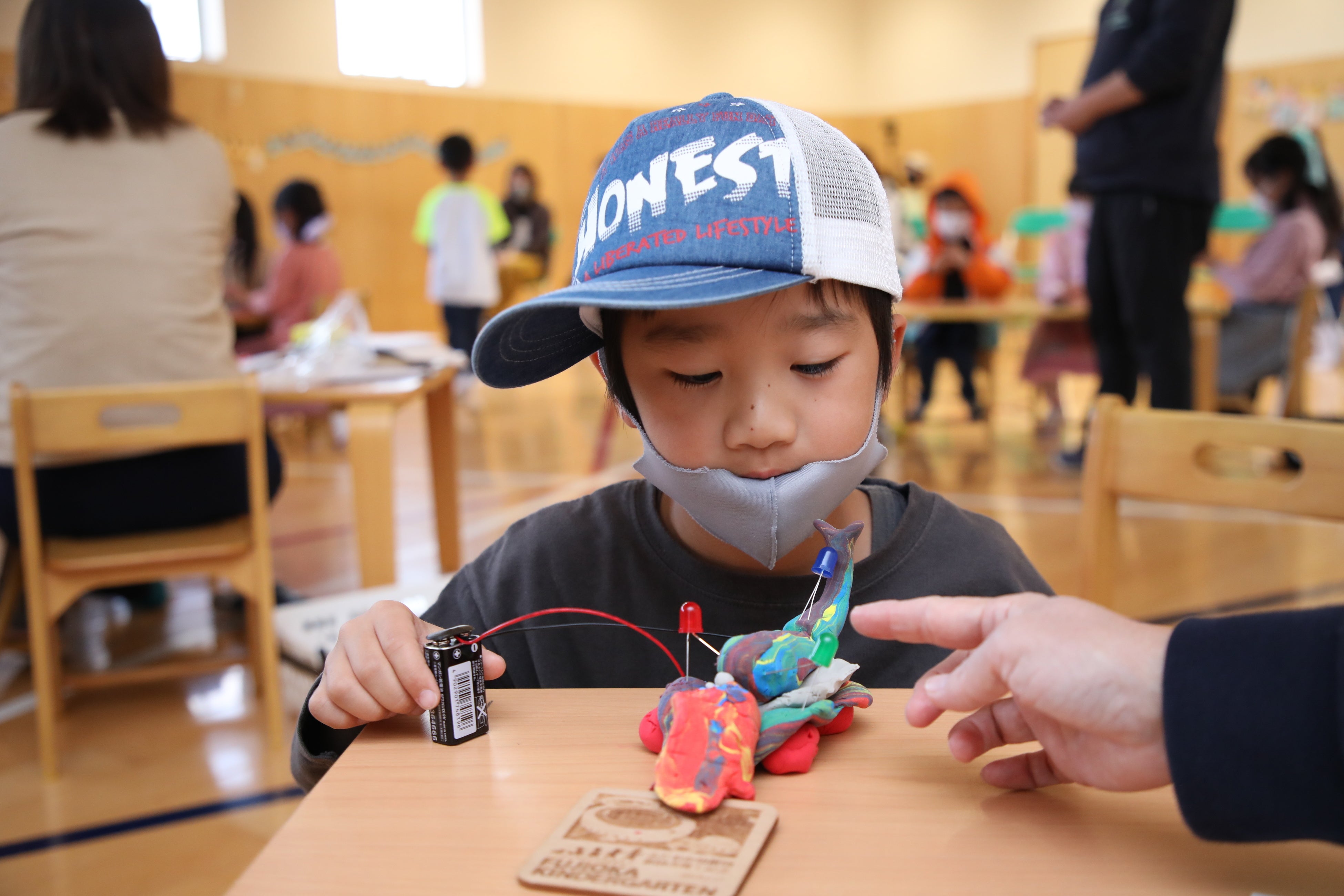 失敗も繰り返しながら、電気が通るまで何度もチャレンジしました