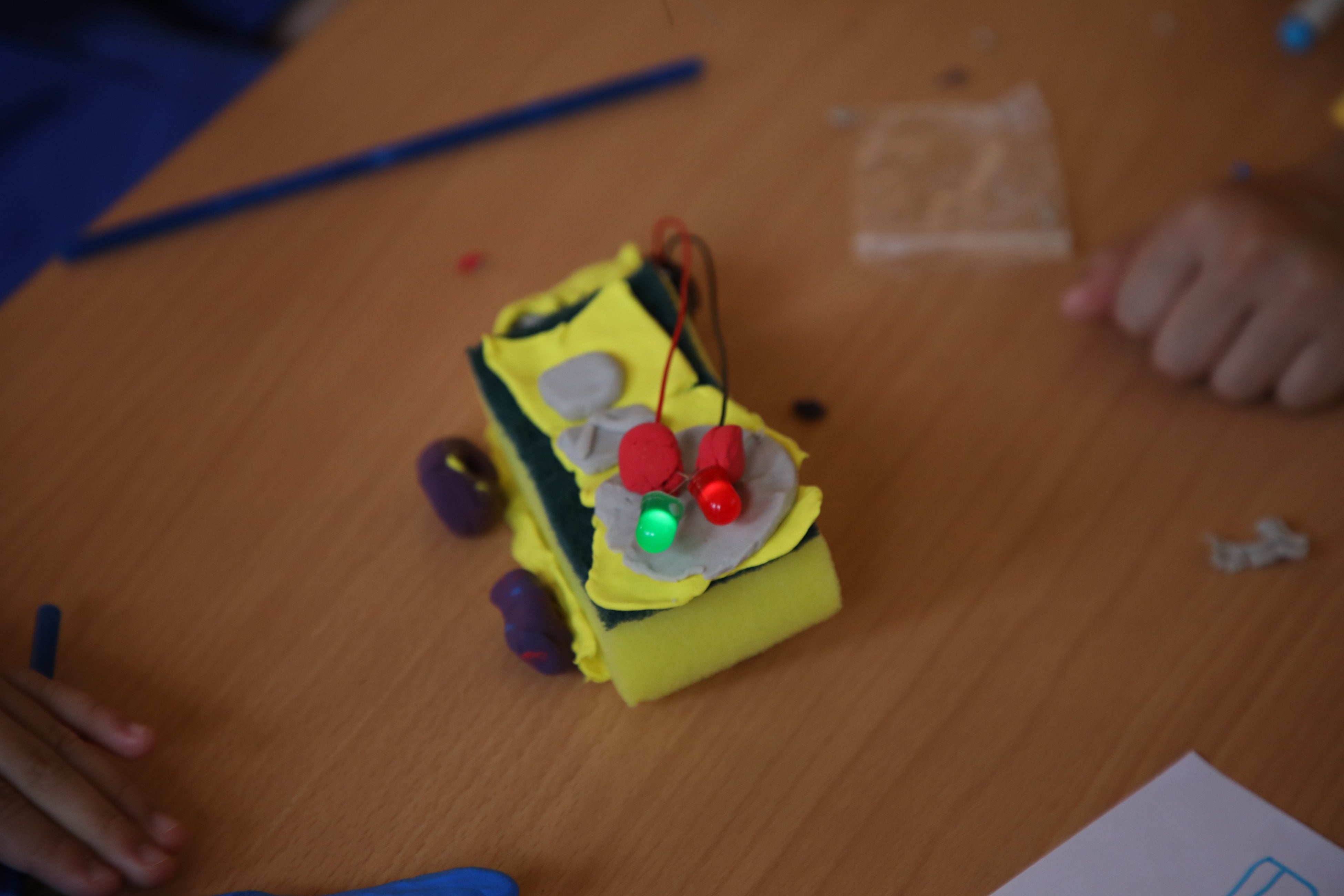 粘土などを使って車をつくり、電球に電流が通る設計を考えます