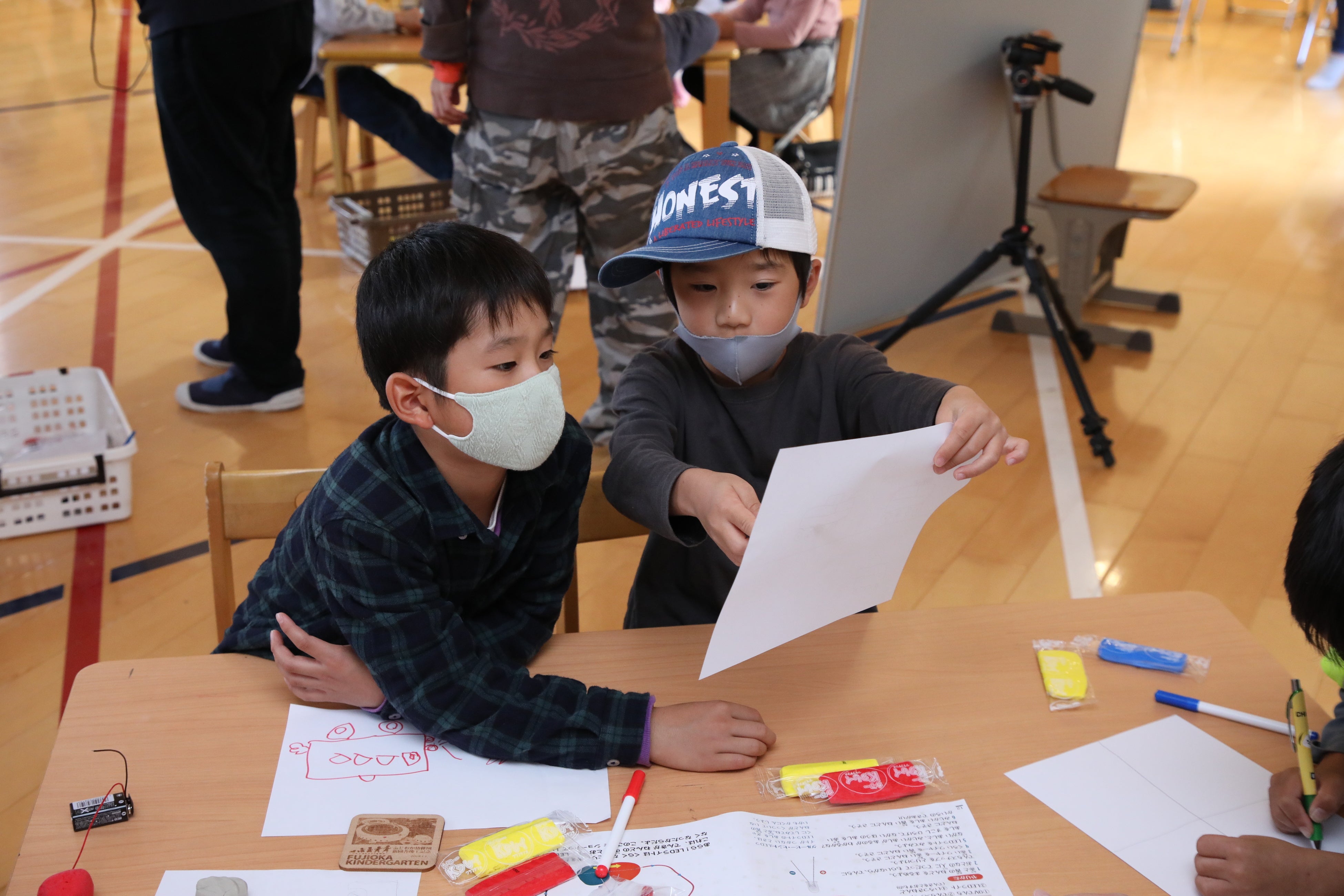 相手の意見を聞きながら、グループとしての考えをまとめます