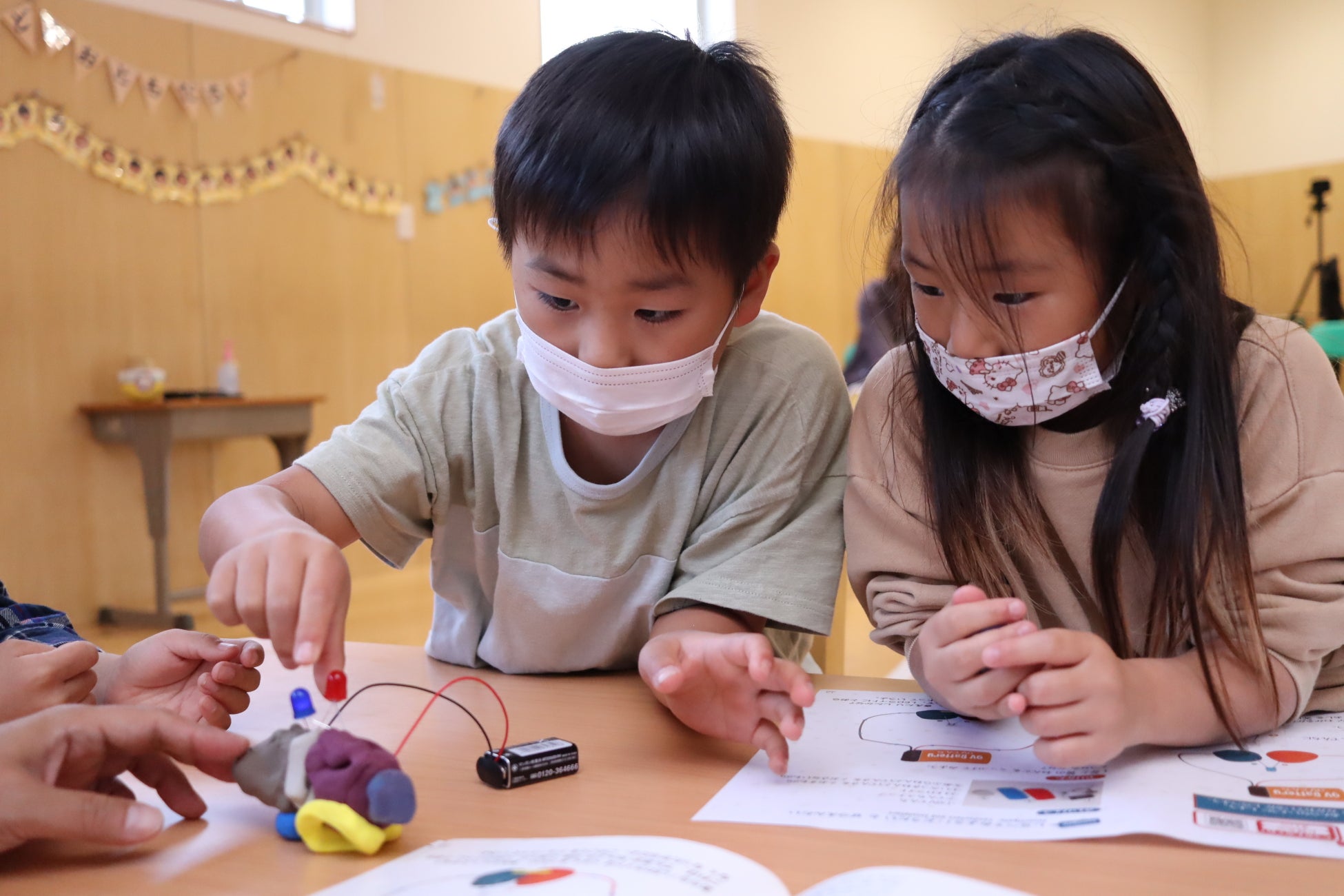 こども同士で考え、意見を出し合い、何度もチャレンジするこどもたち