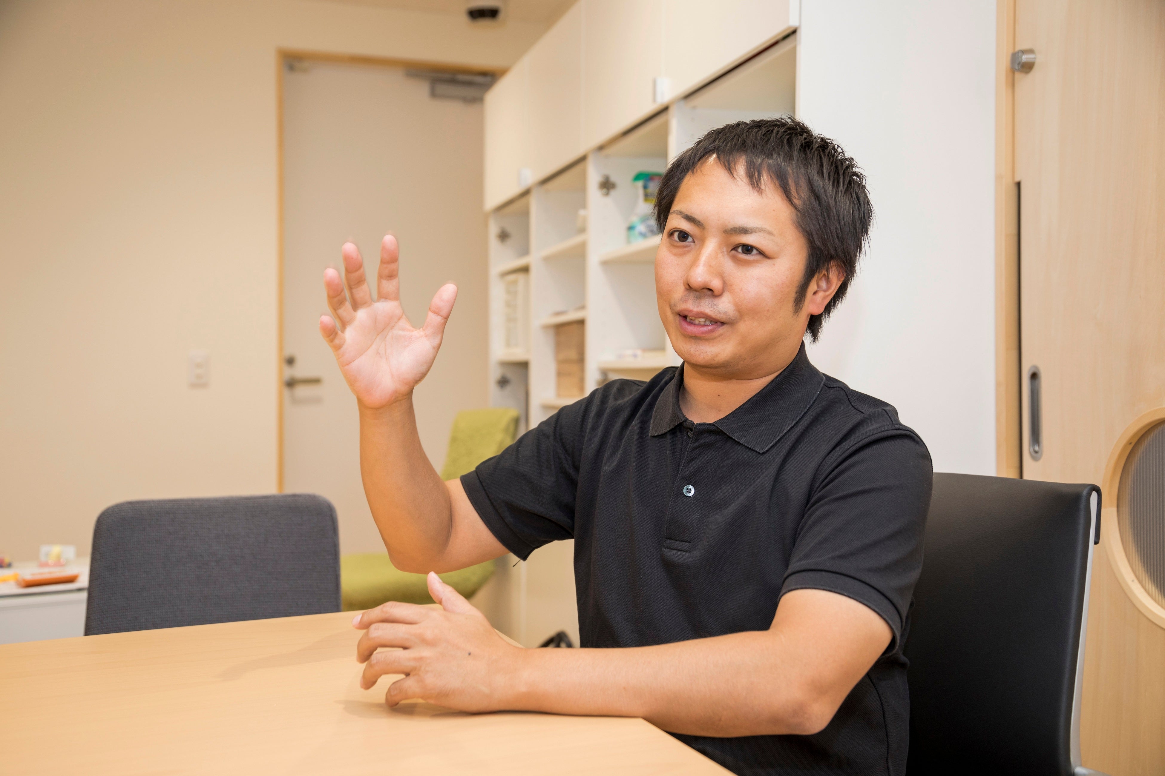 こどもたちに学びの機会をつくりたいと語る市村園長