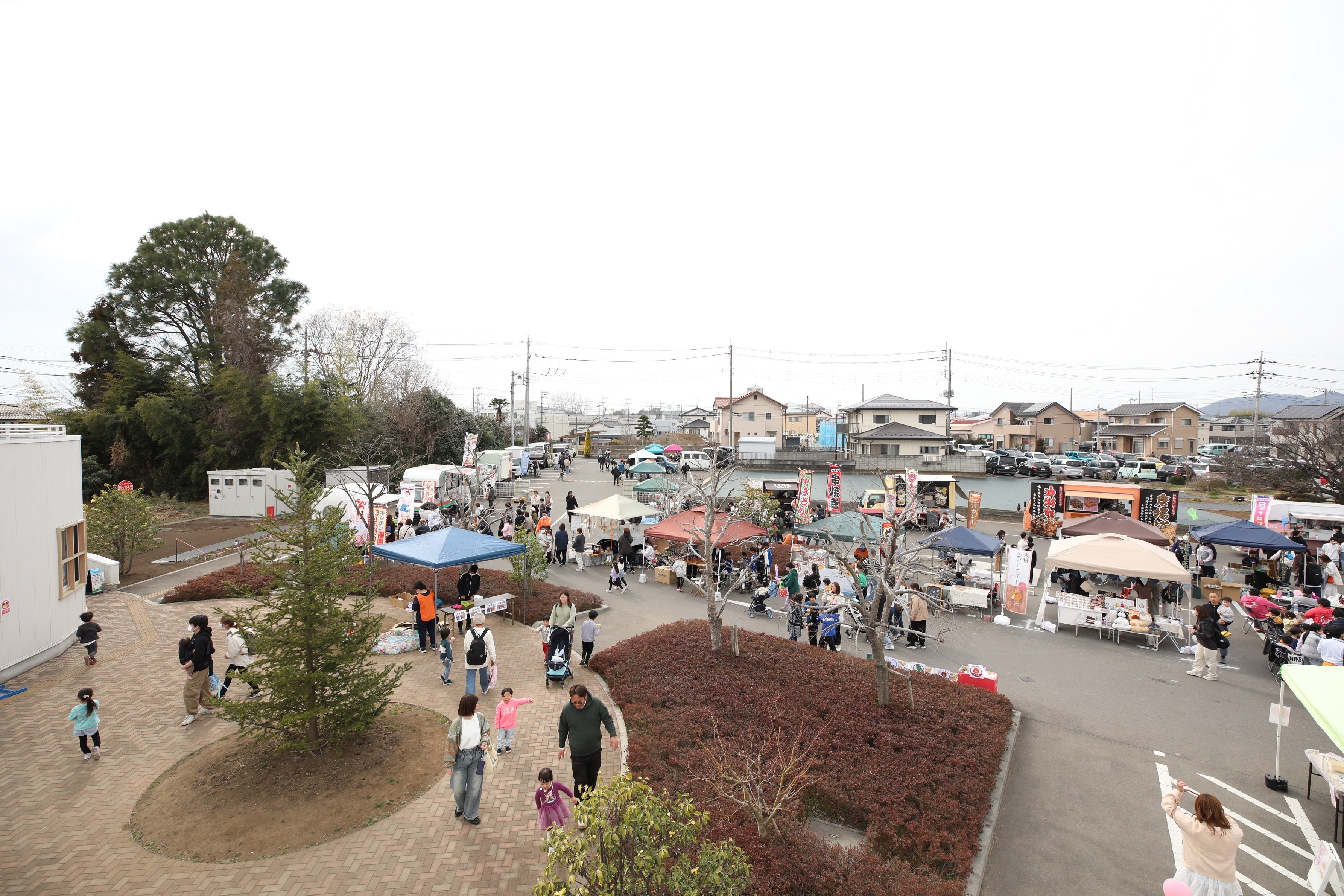 物販ブース、飲食関係のブース、ワークショップなど８０以上の店舗が集まりました