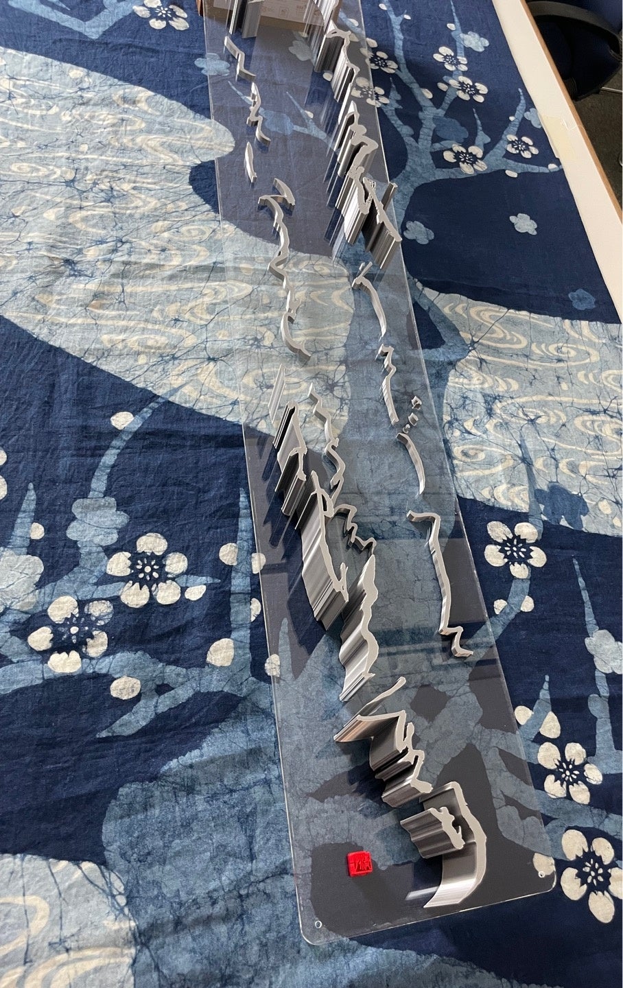 梅の木と水流　橋本 清子作　サイズ：100㎝×180㎝