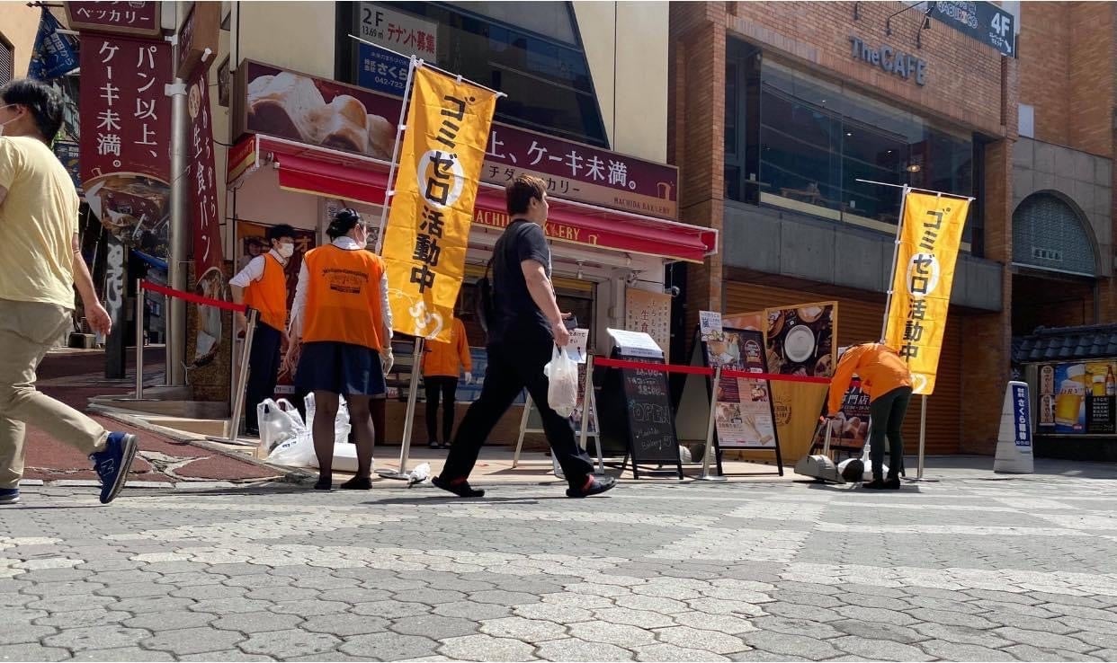 駅前のベーカリーショップの前もゴミゼロ活動