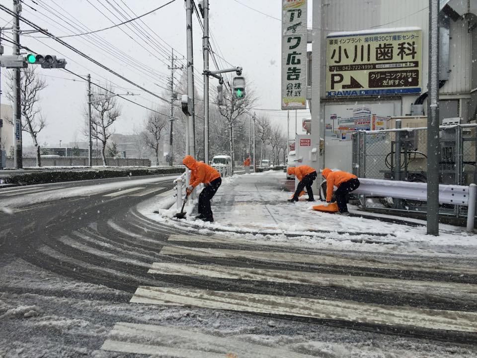 雪の日は雪かきで通行人が安心して通行できるように
