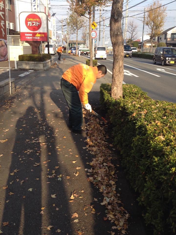 秋は落ち葉を拾って道路を綺麗に保ちます