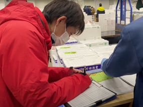 紙で買い付け管理を行う様子