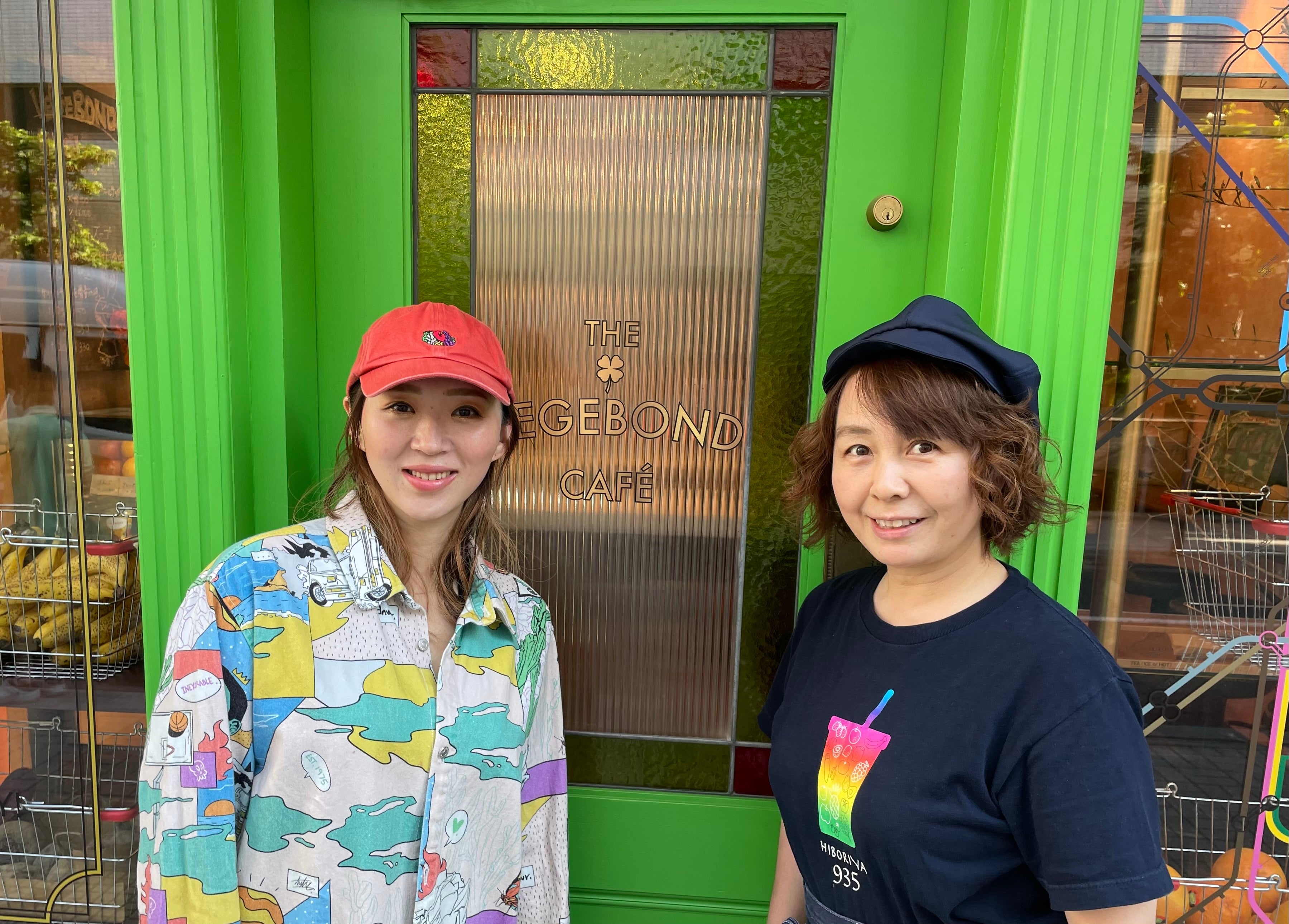 左はオーナーの外里（とざと）さん。右は搾り屋935の前田店長