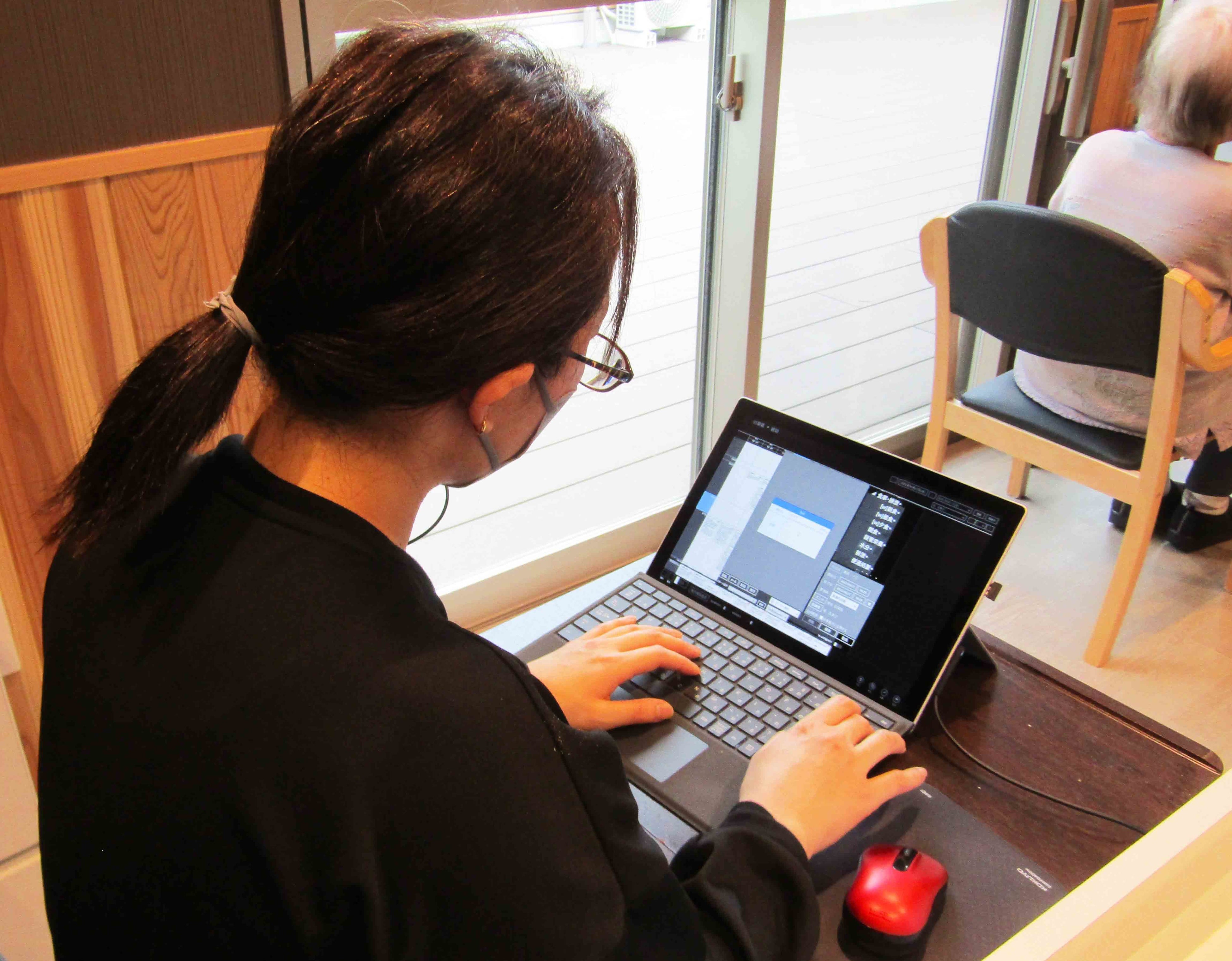 ICTの活用により施設利用者のストレス軽減やスタッフの業務効率化を実現