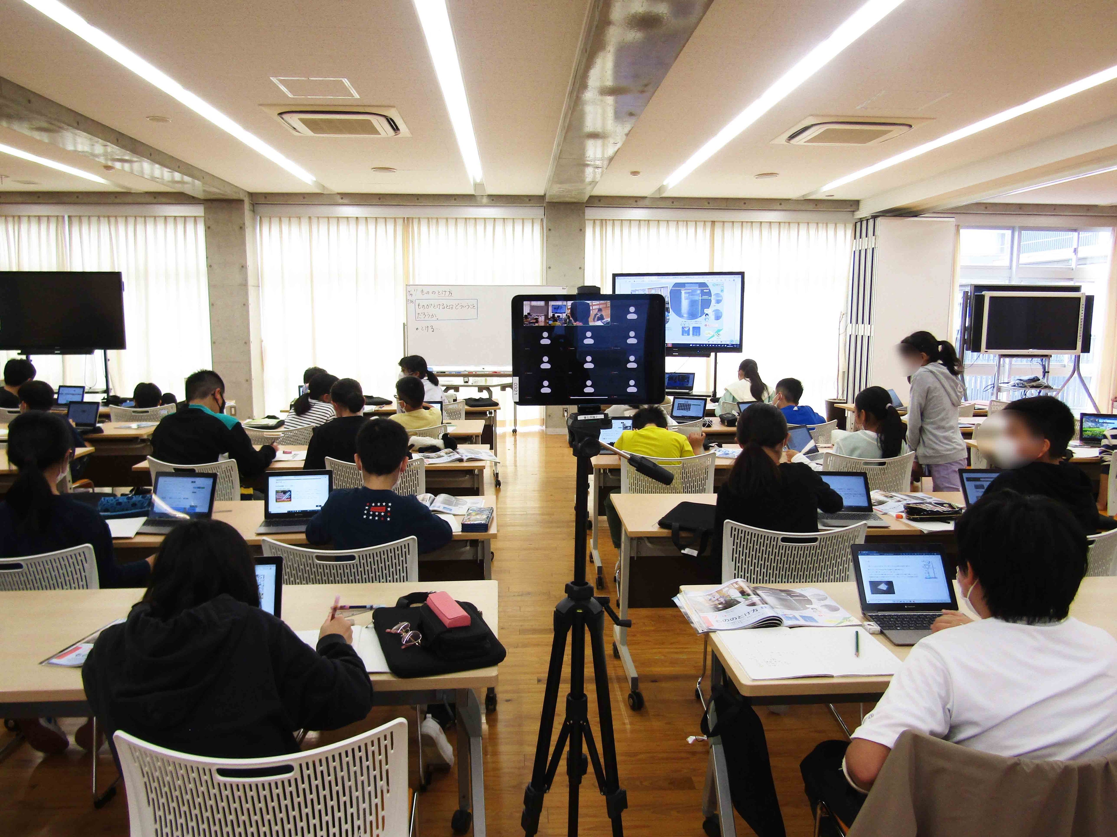 つくば市立春日学園義務教育学校におけるICTを活用した授業の様子