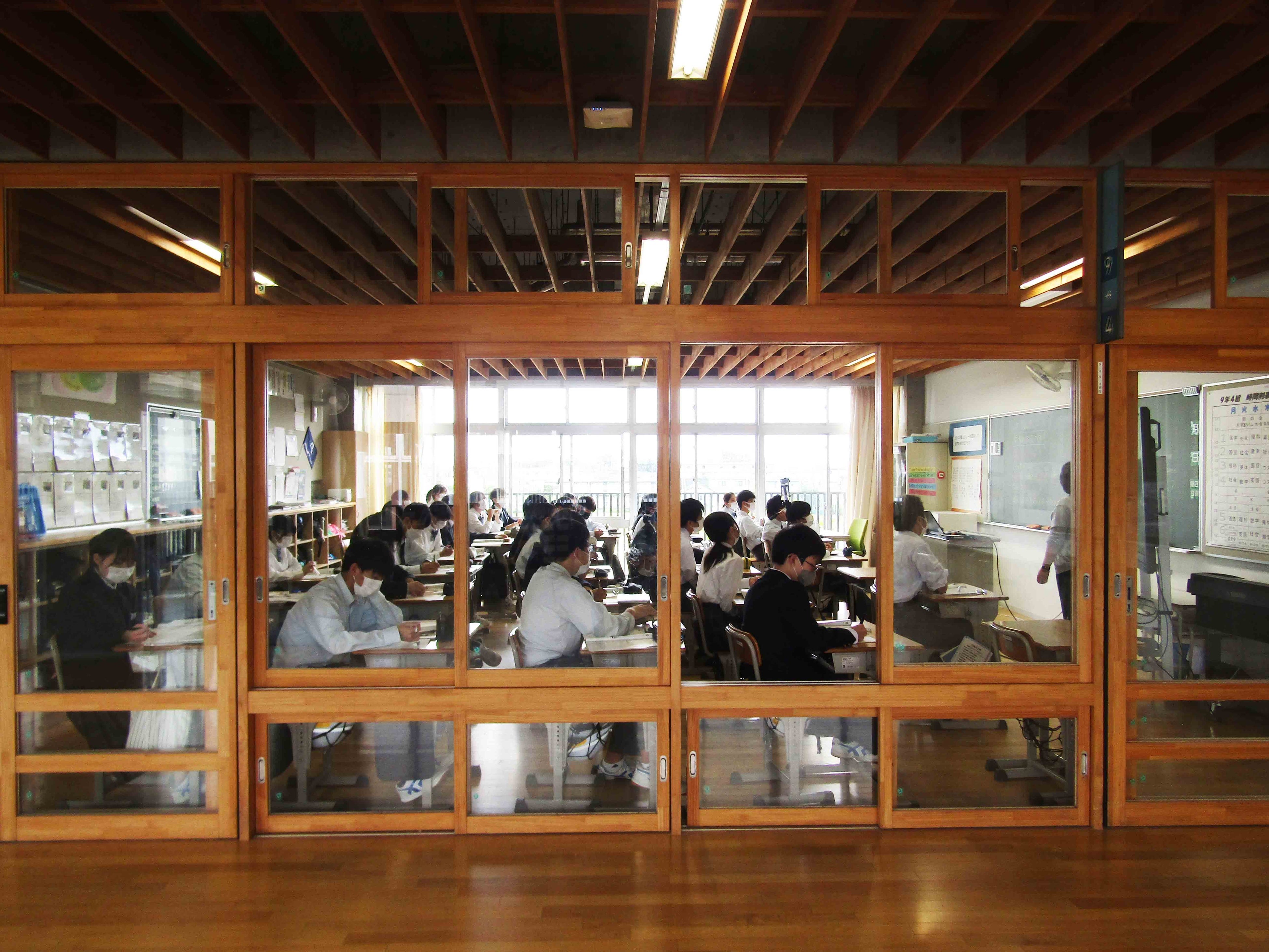 つくば市立春日学園義務教育学校におけるICTを活用した授業の様子