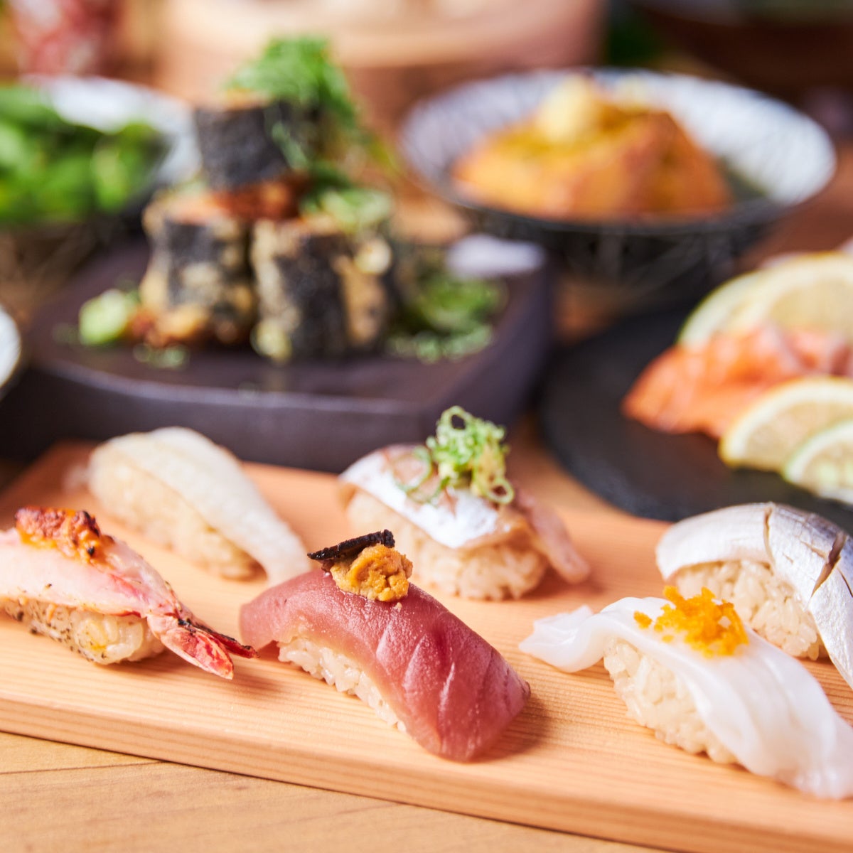 おつまみ感覚でつまめる「あて握り」は、その名の通りお酒の「アテ」に。1貫99円～