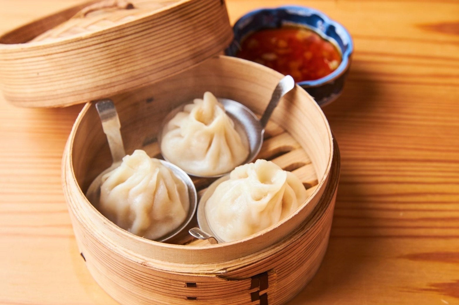 海老酢で食べる小籠包。実はスシエビスでも上位ランクインの人気商品！