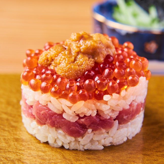 人気映え商品「極みユッケと雲丹いくらミルフィーユ」