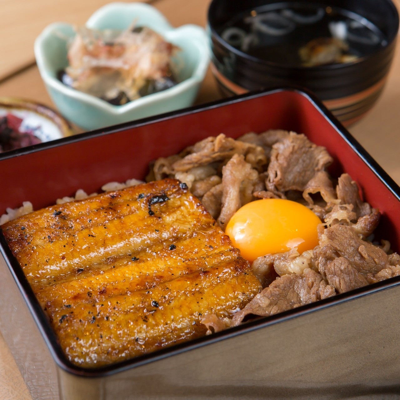 鰻と和牛を贅沢に楽しむ「和牛鰻重」2,780円