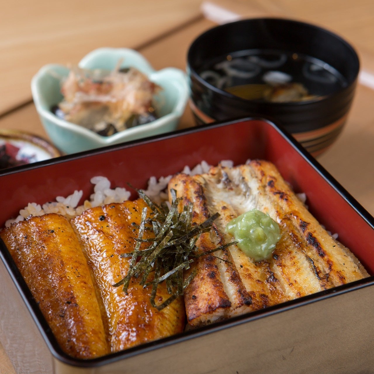 白焼きとタレ焼き両方が楽しめる「紅白うな重」2,780円