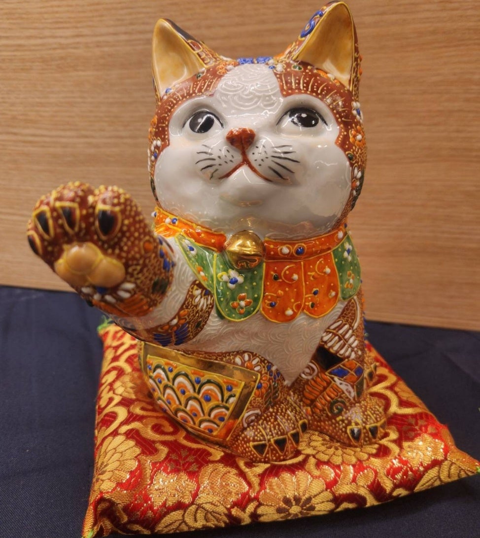 幸運を呼ぶ、ハイタッチ招き猫。ハイタッチするといいことが起こるとか…