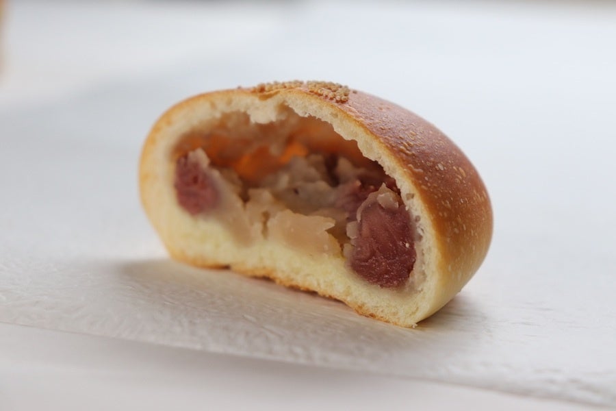 甘すぎない上品な甘味の季節の「いちごあんぱん」