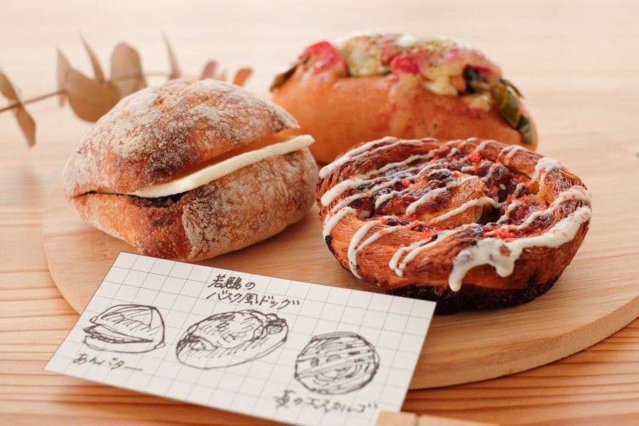 あんバター、苺のエスカルゴ、若鶏のバスク楓ドッグ